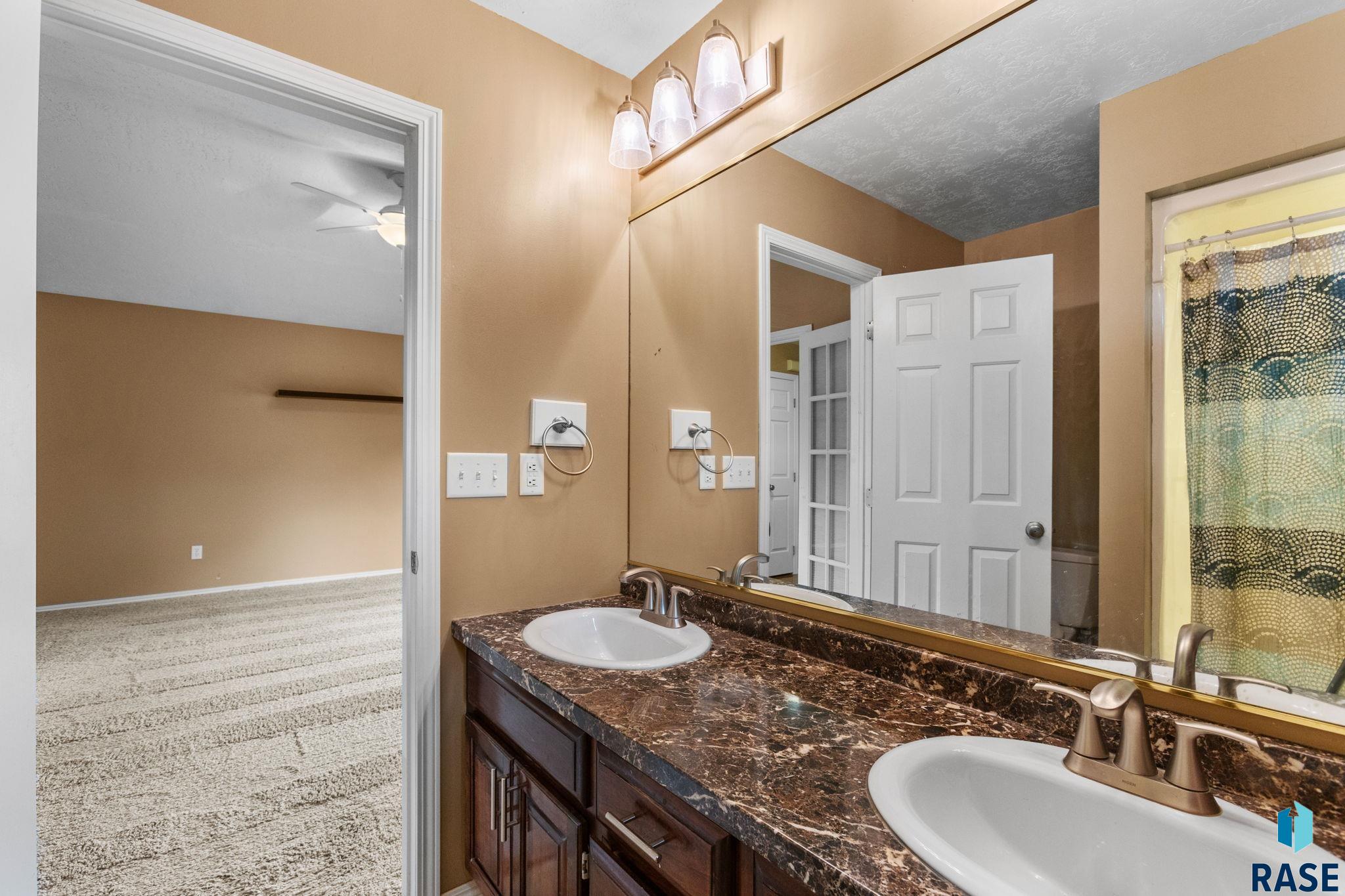 Sioux Falls, South Dakota, 57103, United States, 5 Bedrooms Bedrooms, ,2 BathroomsBathrooms,Residential,For Sale,1908912
