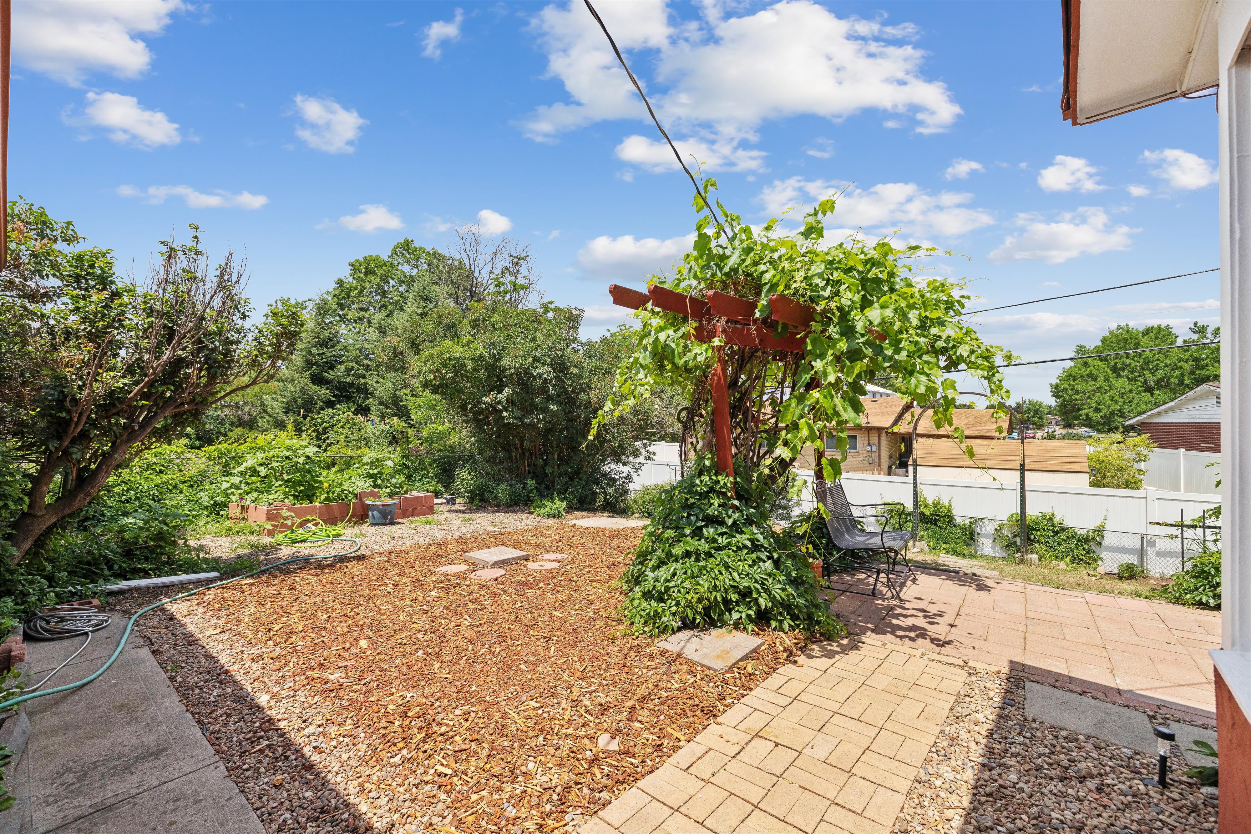  Charming brick ranch; inviting outdoor spaces, thoughtful interior updates - 物件實景
