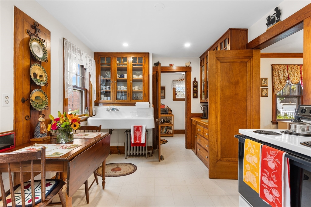 Quincy, Massachusetts, 02170, United States, 3 Bedrooms Bedrooms, ,1 BathroomBathrooms,Residential,For Sale,1988344