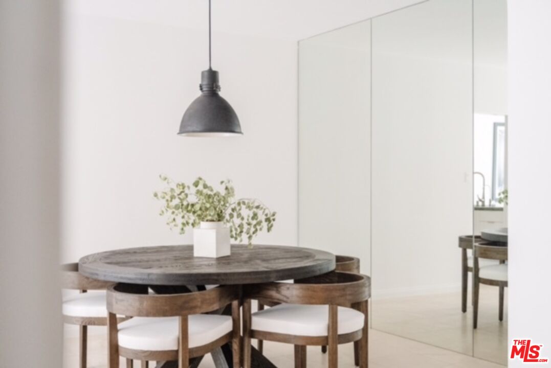 West Hollywood, California, 90069, United States, 1 Bedroom Bedrooms, ,1 BathroomBathrooms,Residential,For Sale,1891837