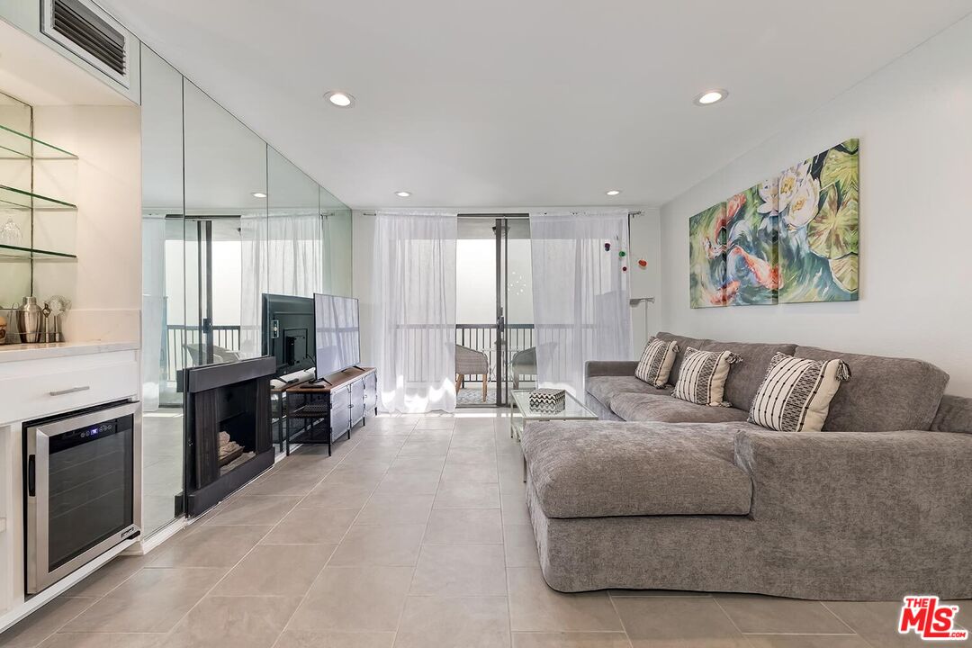 West Hollywood, California, 90069, United States, 1 Bedroom Bedrooms, ,1 BathroomBathrooms,Residential,For Sale,1939893