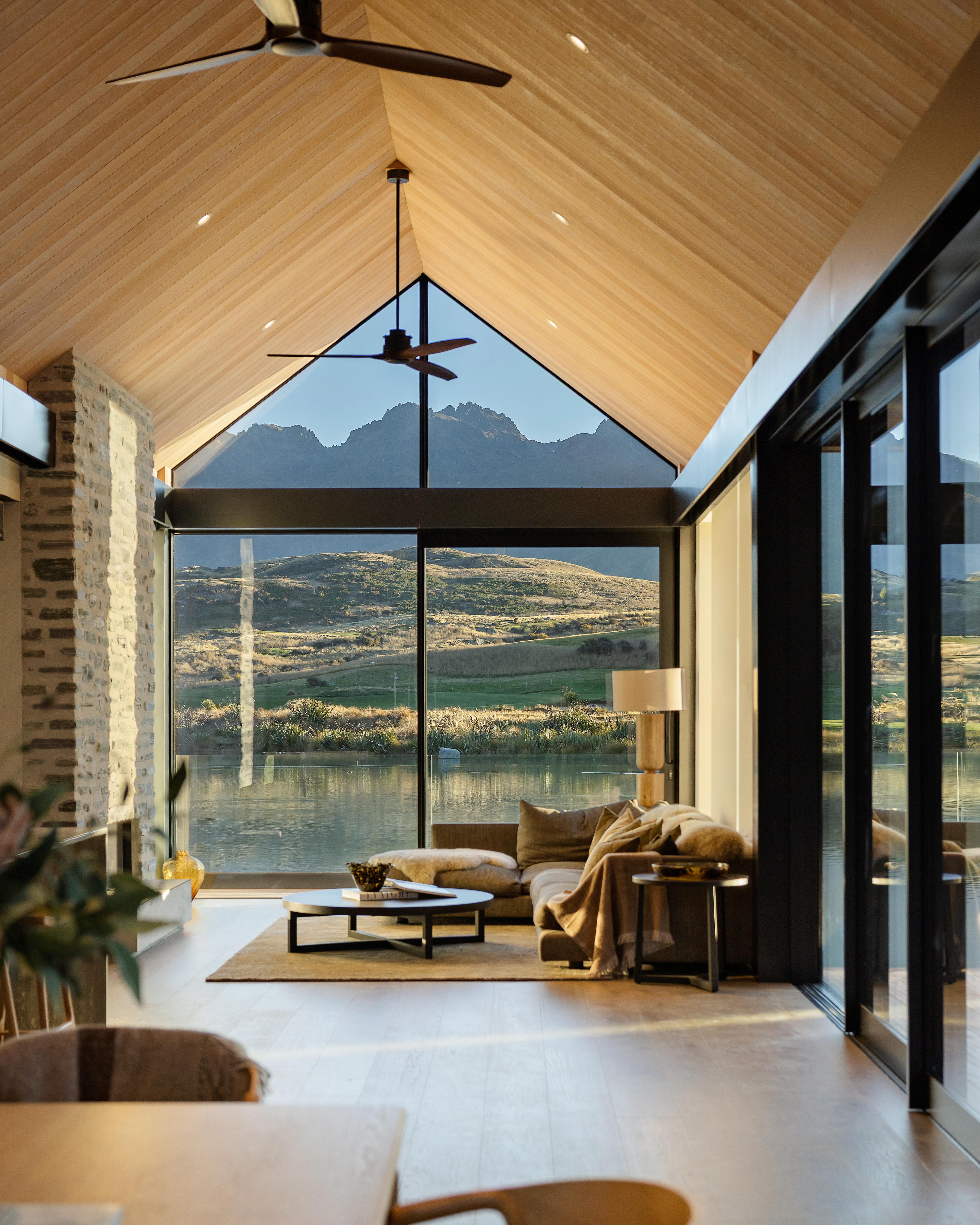  Lake Front Living, Elevated to Iconic - 物件實景