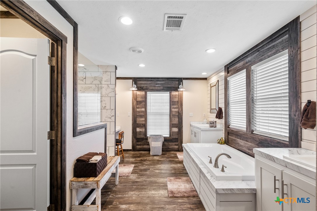 Hallettsville, Texas, 77964, United States, 4 Bedrooms Bedrooms, ,3 BathroomsBathrooms,Residential,For Sale,1988312