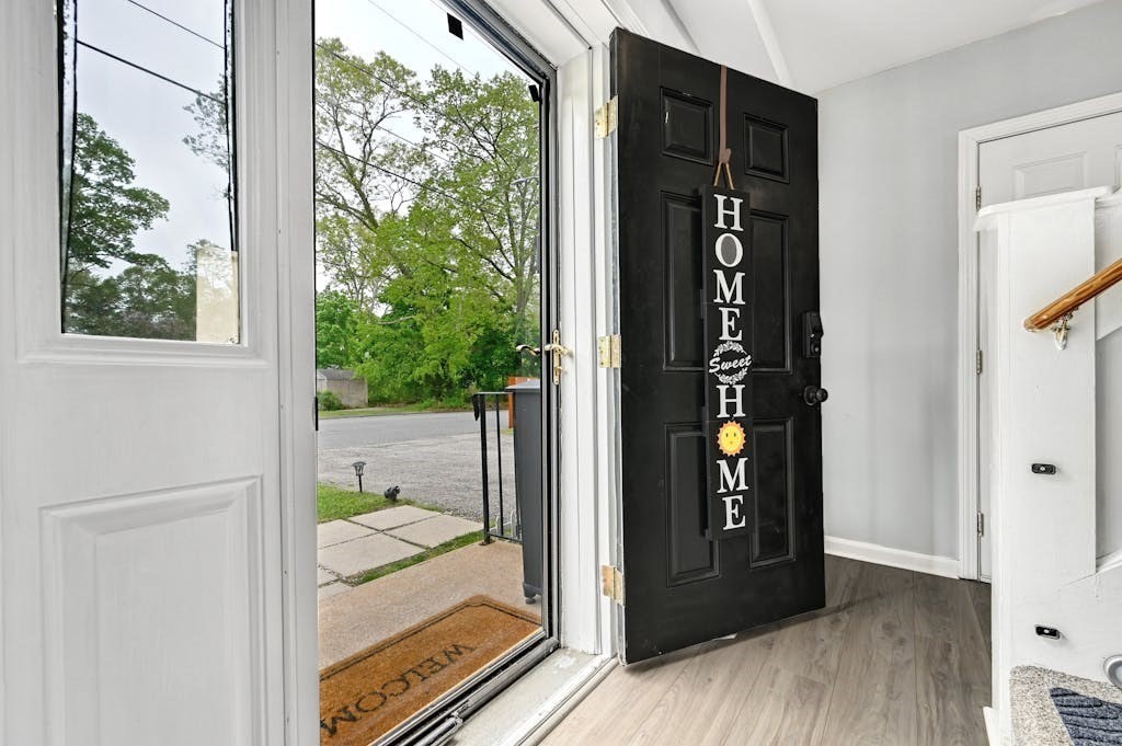 Webster, Massachusetts, 01570, United States, 3 Bedrooms Bedrooms, ,2 BathroomsBathrooms,Residential,For Sale,1937181