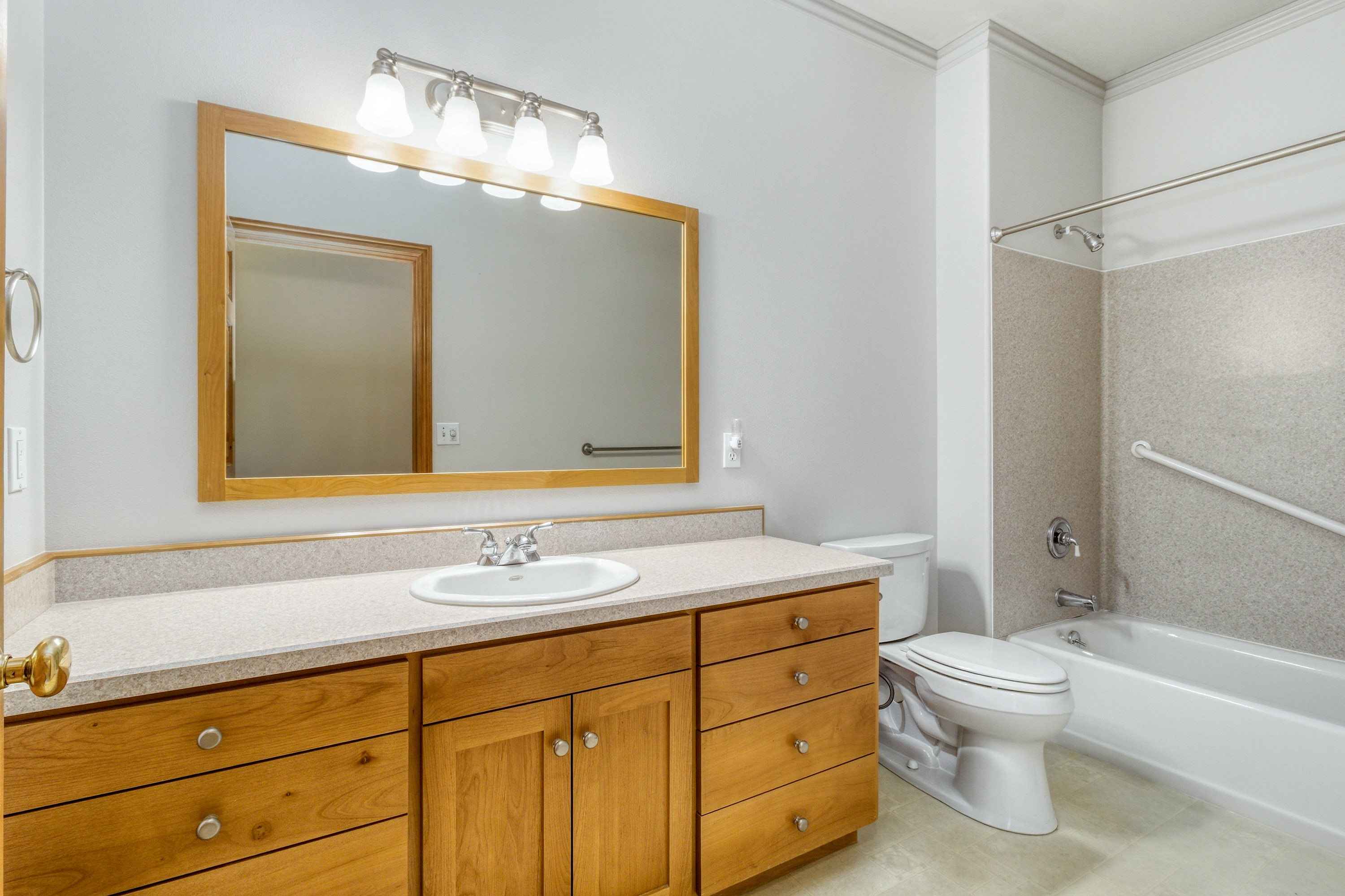  One Level Home in Desirable Neighborhood, Oversized Lot - 物件實景