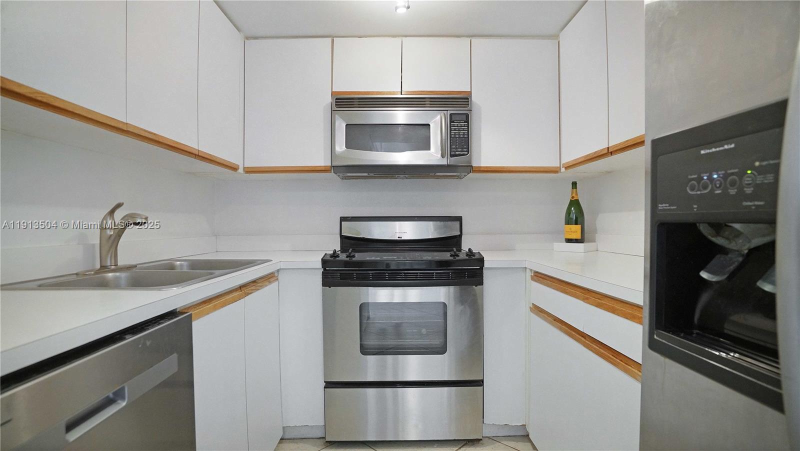 Miami Beach, Florida, 33139, United States, 2 Bedrooms Bedrooms, ,2 BathroomsBathrooms,Residential,For Sale,1993310