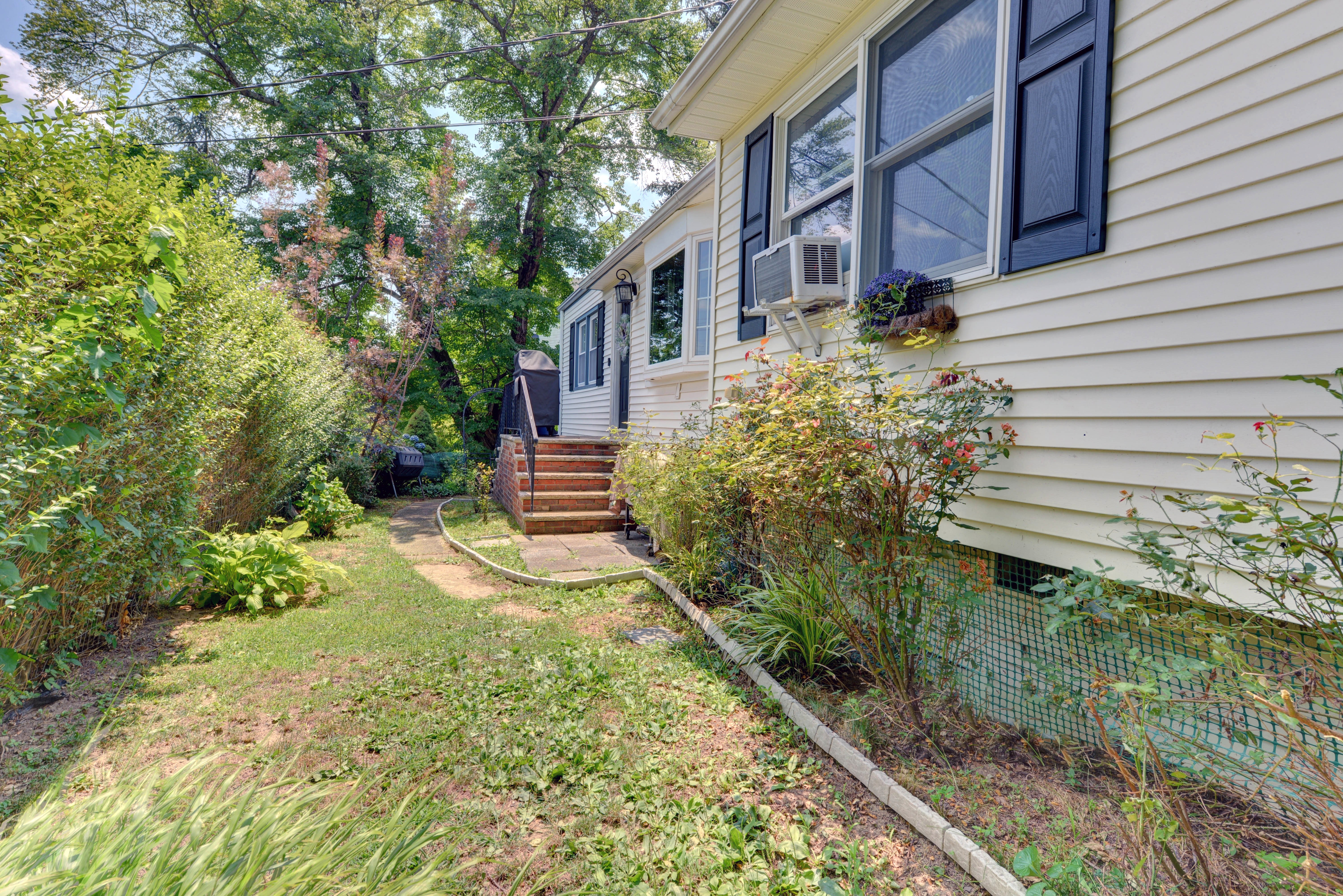 Mahwah, New Jersey, 07430, United States, 4 Bedrooms Bedrooms, ,2 BathroomsBathrooms,Residential,For Sale,1931403