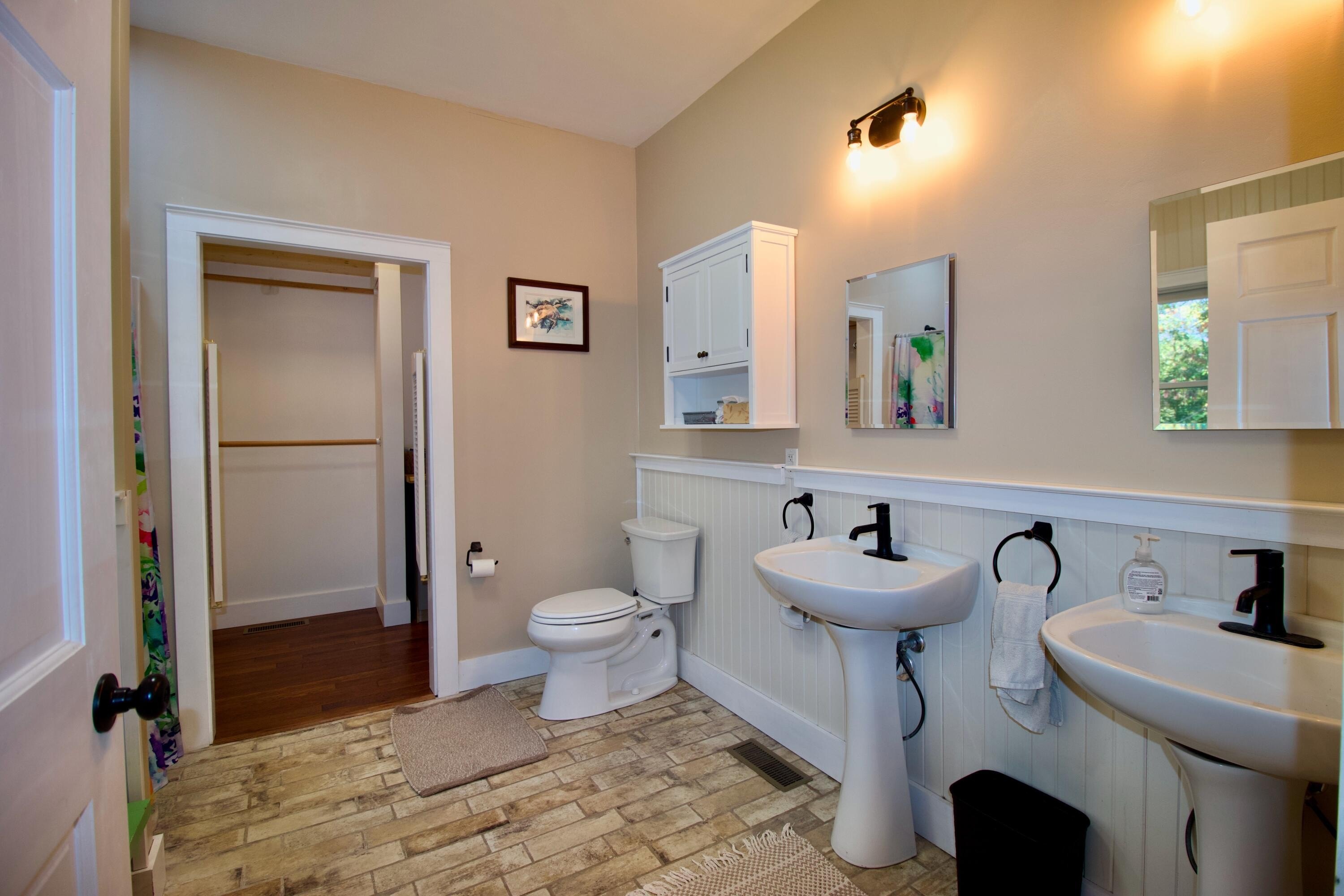 Hinton, West Virginia, 25951, United States, 3 Bedrooms Bedrooms, ,3 BathroomsBathrooms,Residential,For Sale,1770646