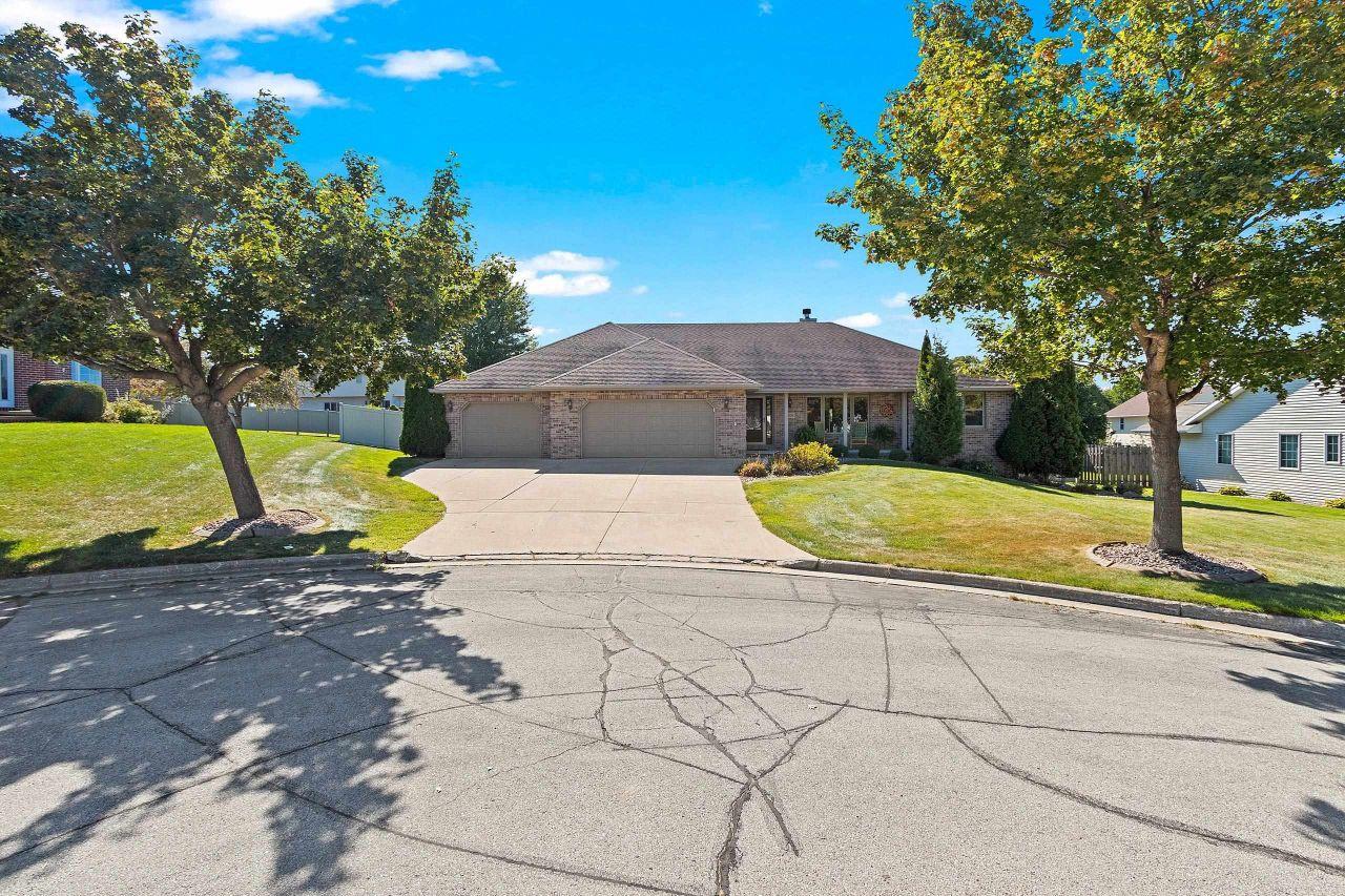 GREEN BAY, Wisconsin, 54302, United States, 3 Bedrooms Bedrooms, ,4 BathroomsBathrooms,Residential,For Sale,1818314