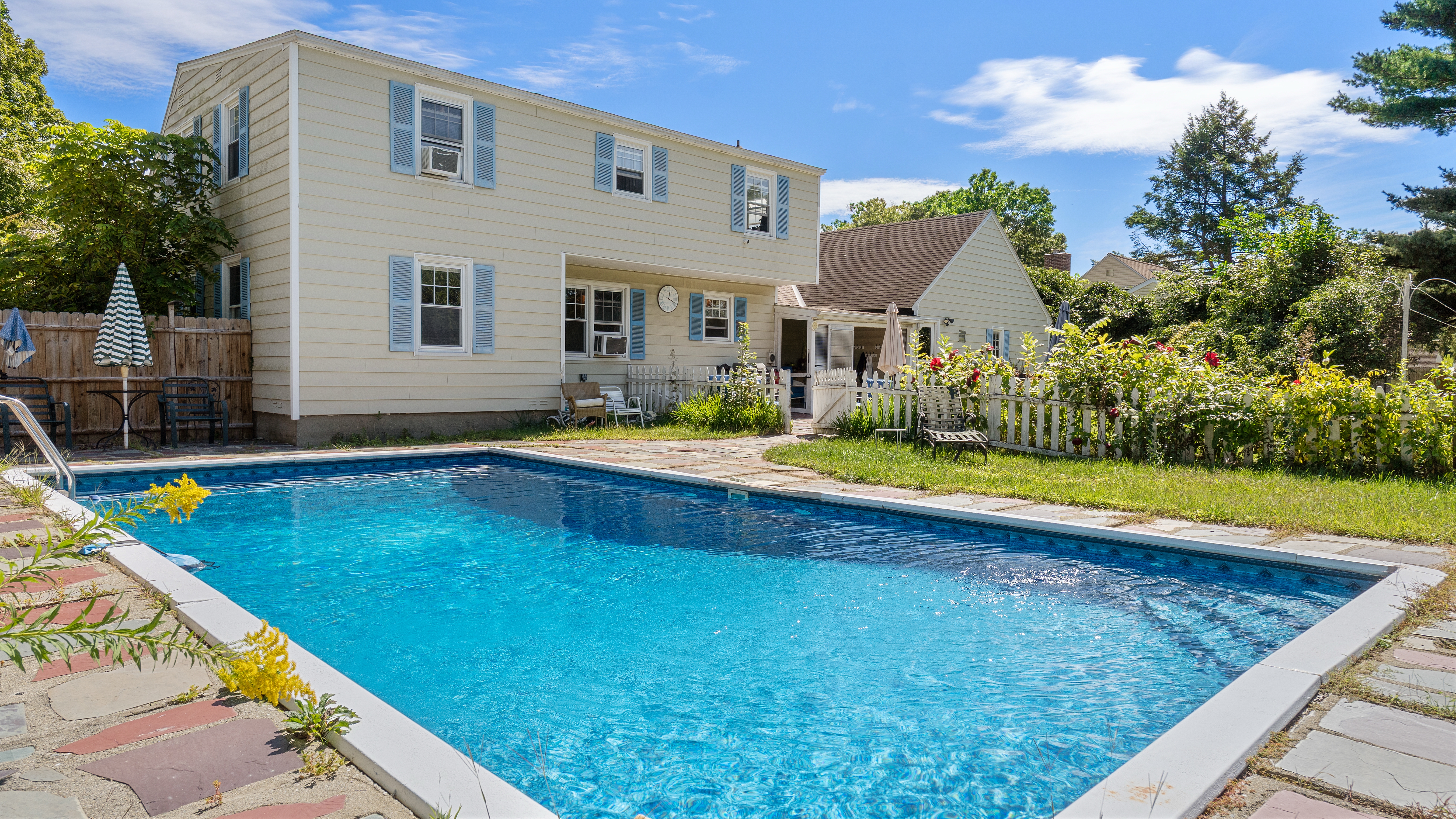  CHARMING IN-TOWN CAPE ON SPACIOUS LOT WITH INGROUND POOL - 物件實景