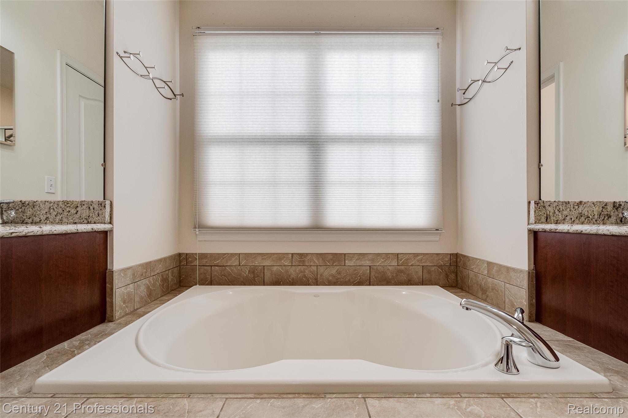 Novi, Michigan, 48374, United States, 4 Bedrooms Bedrooms, ,5 BathroomsBathrooms,Residential,For Sale,1904445