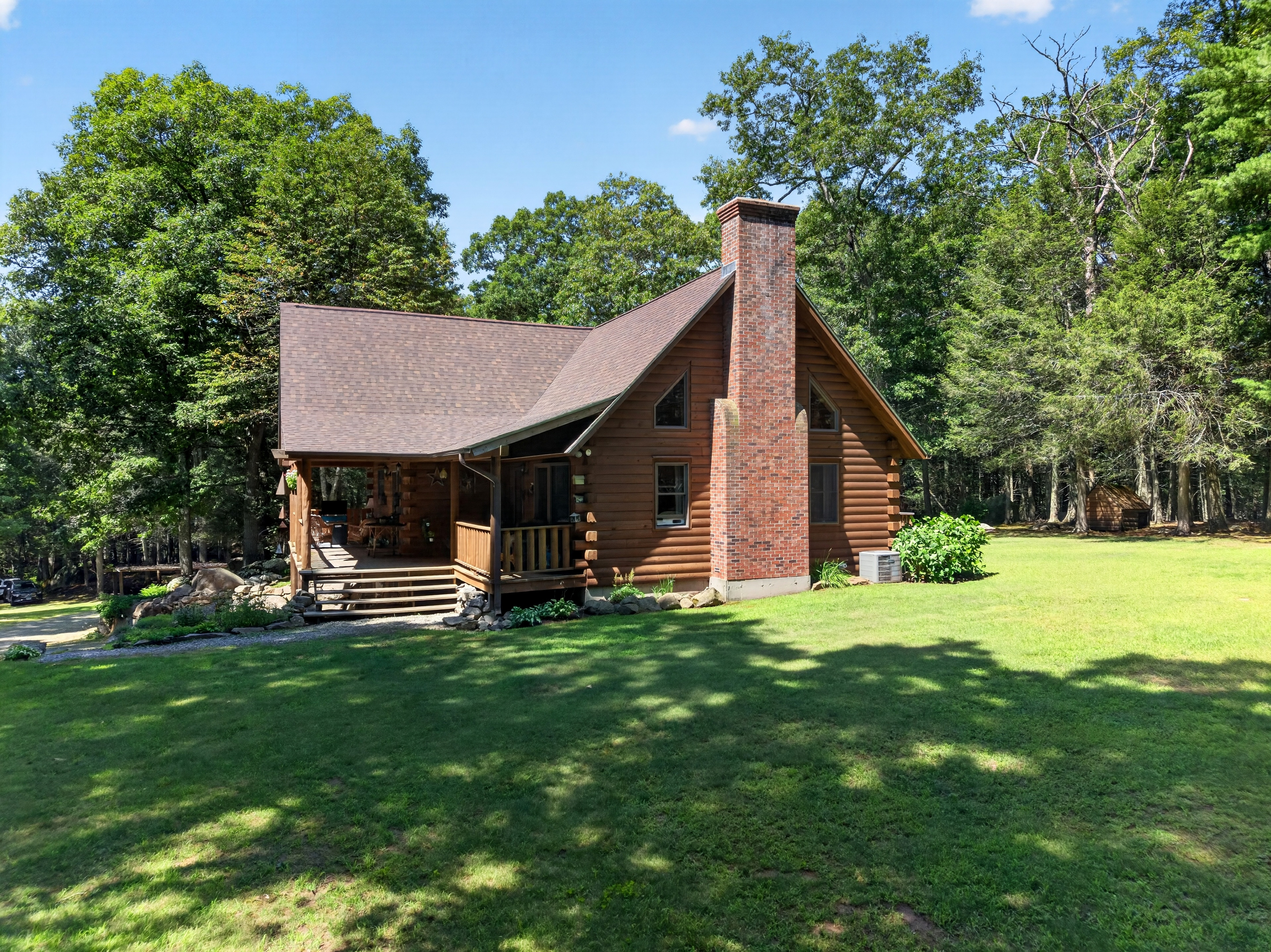  Tucked within four private, tranquil acres, this charming rustic log home offers - 物件實景