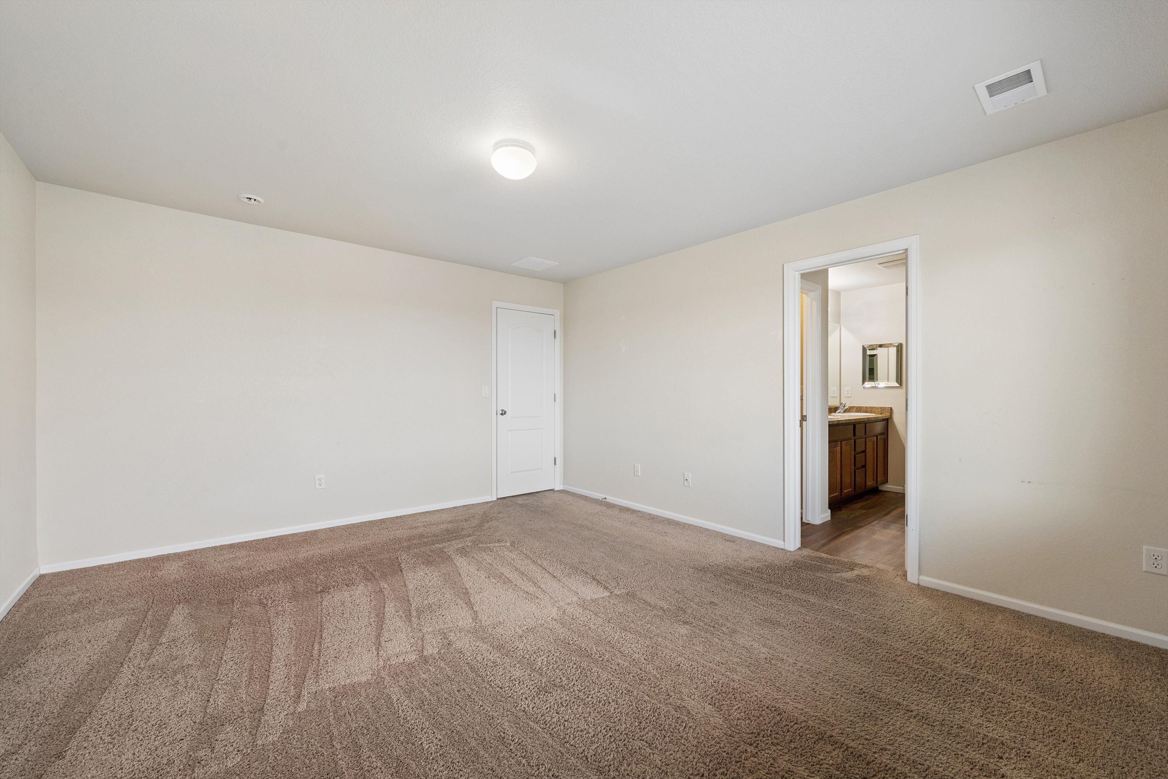  Spacious Four-Bedroom, Three-Bathroom Home - 物件實景
