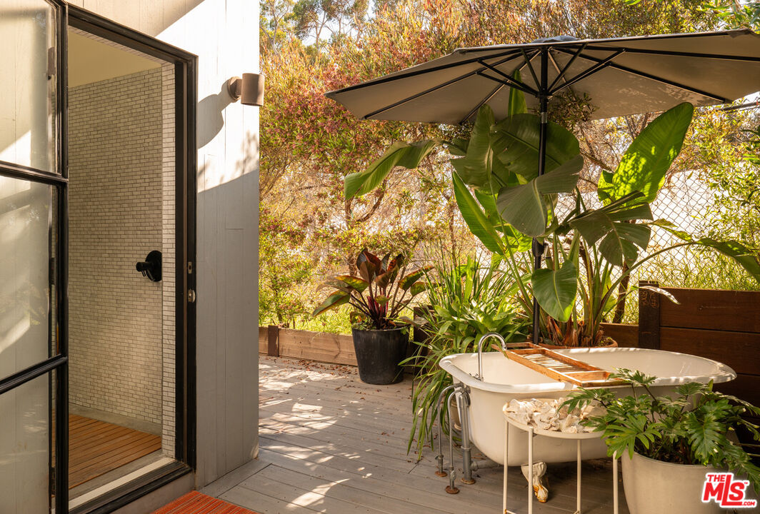 Malibu, California, 90265, United States, 5 Bedrooms Bedrooms, ,5 BathroomsBathrooms,Residential,For Sale,1918690