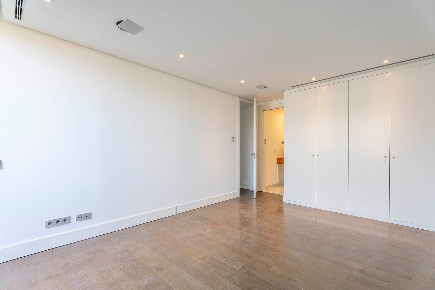  Modern Townhouse in Hortaleza, Madrid with Pool and Garden - 物件實景