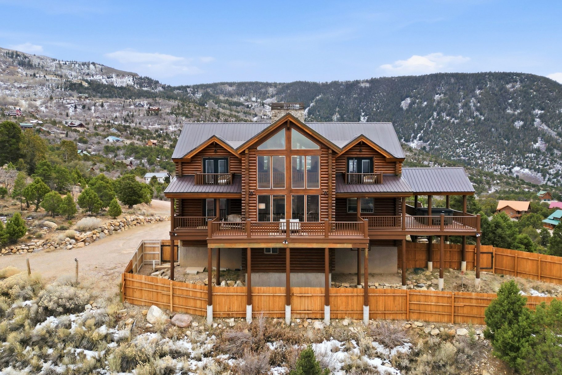  Renovated Log Cabin in Cedar Highlands with Wraparound Deck & Mountain Views - 物件實景