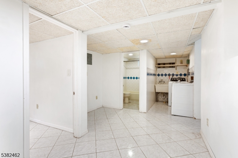 Rahway City, New Jersey, 07065, United States, 3 Bedrooms Bedrooms, ,3 BathroomsBathrooms,Residential,For Sale,1996239