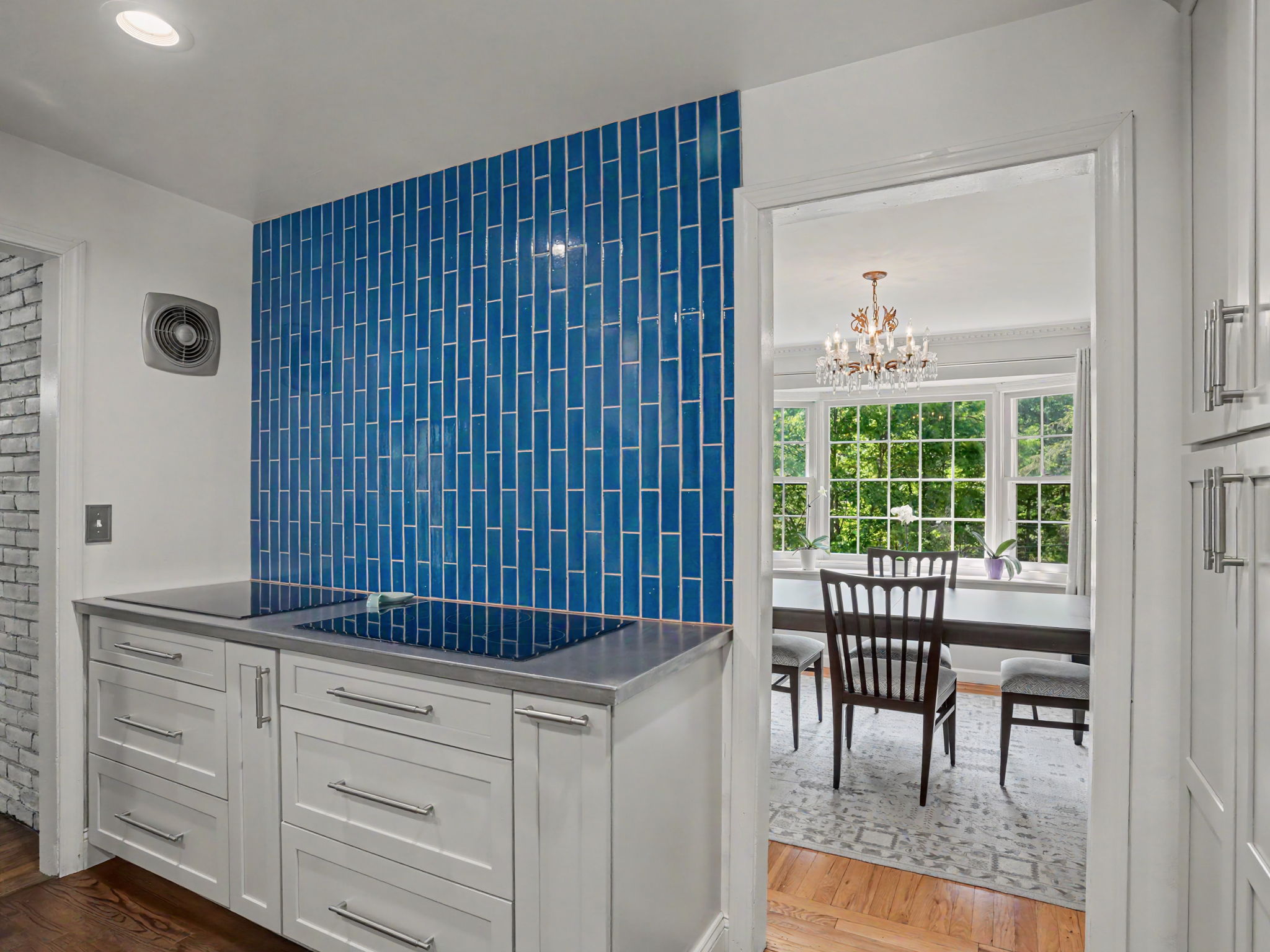  Hilltop Lake Hills Oasis with Renovated Chef