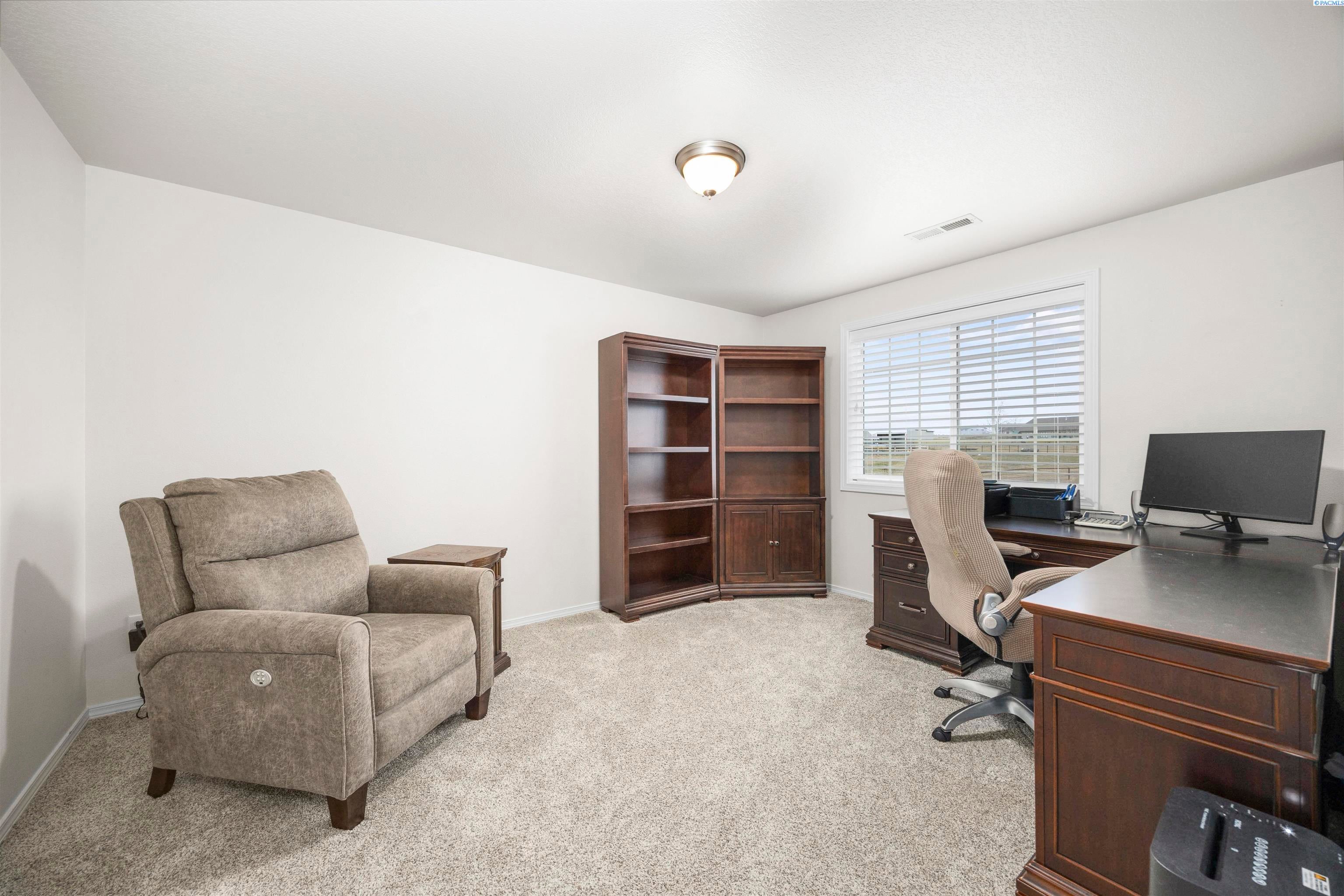 Eltopia, Washington, 99330, United States, 5 Bedrooms Bedrooms, ,4 BathroomsBathrooms,Residential,For Sale,2012124