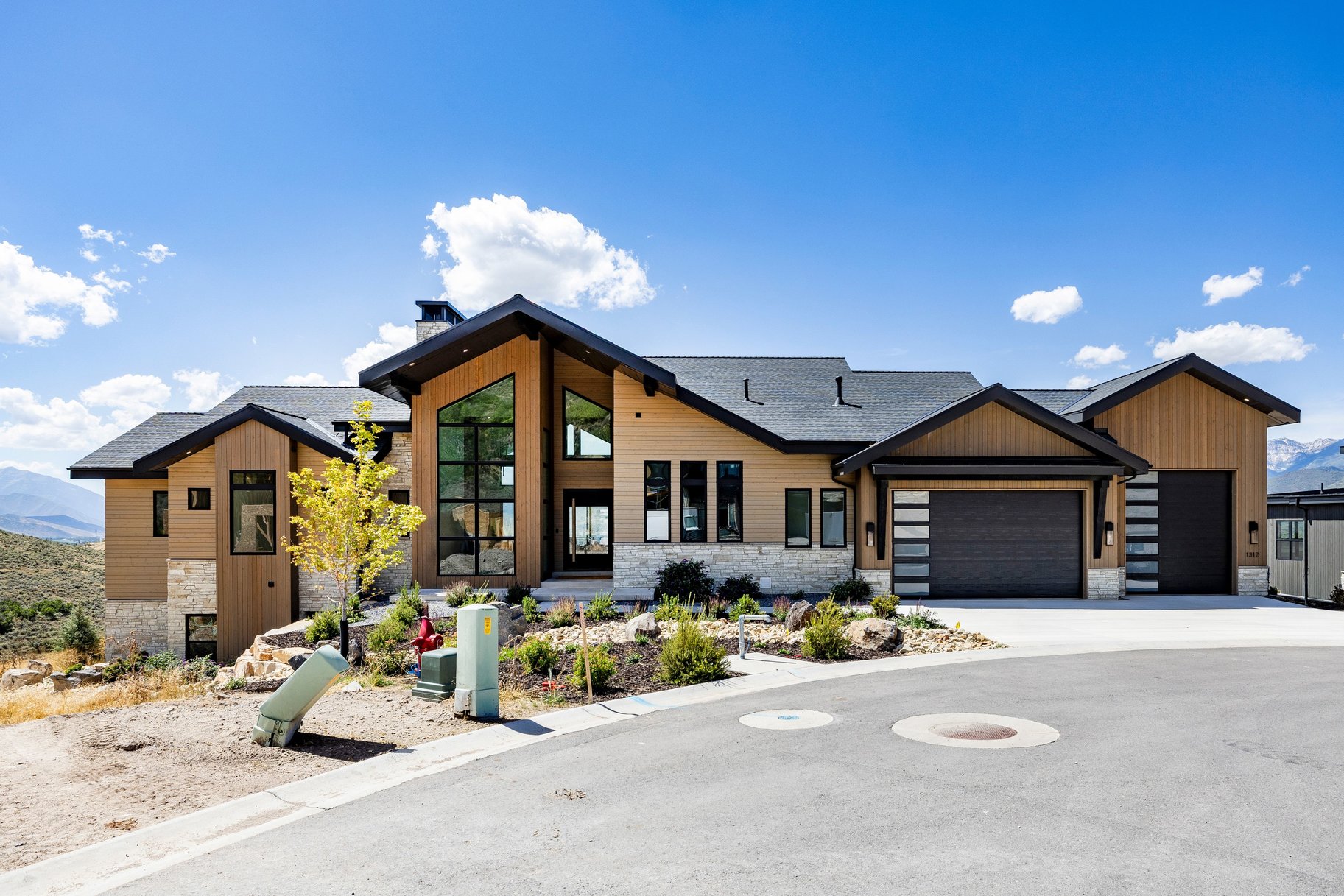  Upgraded Luxury Living with Panoramic Mountain Views - 物件實景