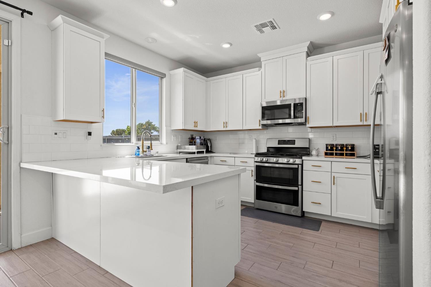Elk Grove, California, 95757, United States, 4 Bedrooms Bedrooms, ,3 BathroomsBathrooms,Residential,For Sale,1879149