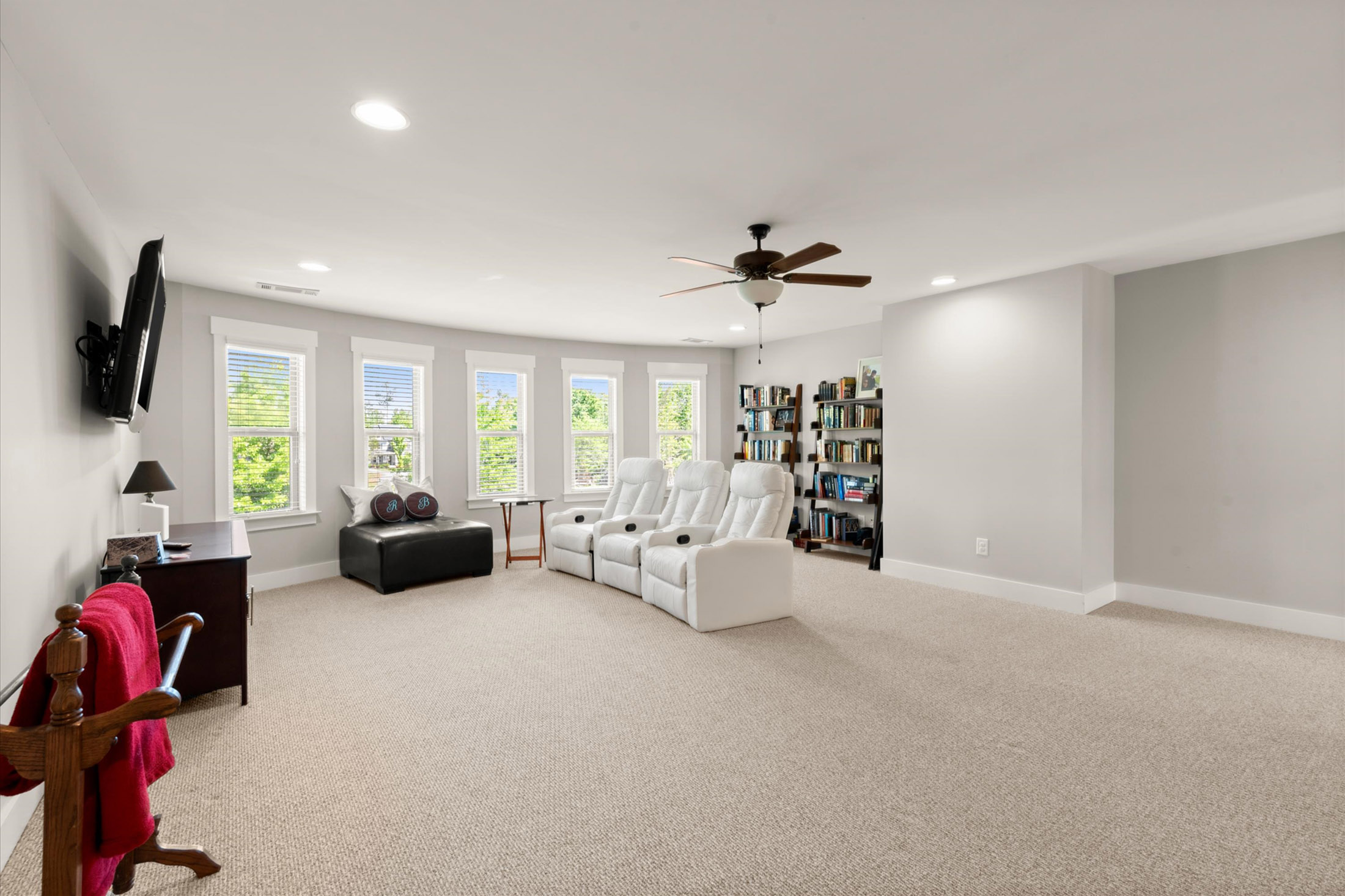  One-of-a-kind Home Offers an Exceptional Blend of Space, Style, and Upgrades - 物件實景