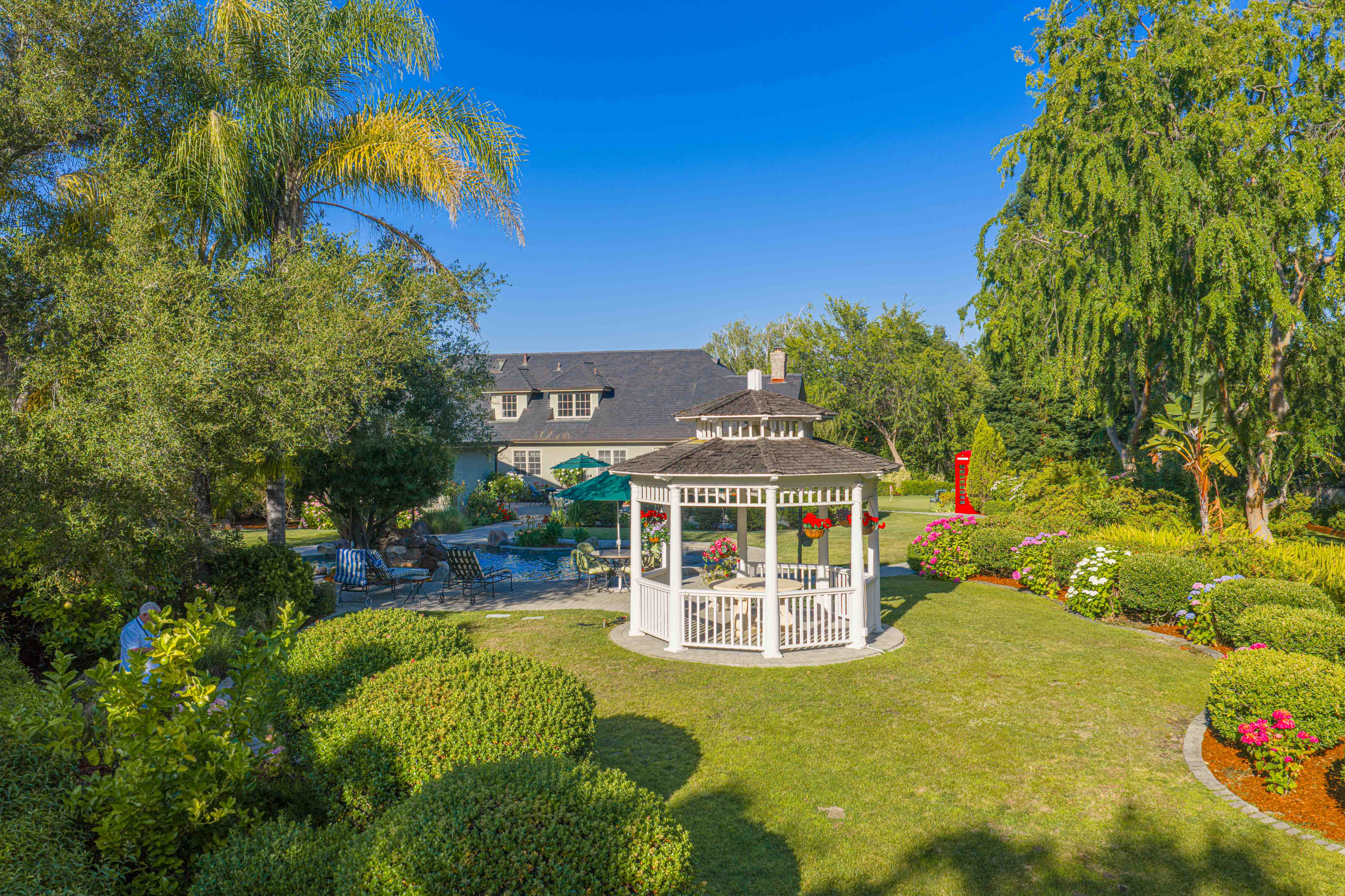  Stunning Saratoga Estate on Expansive Private Grounds - 物件實景