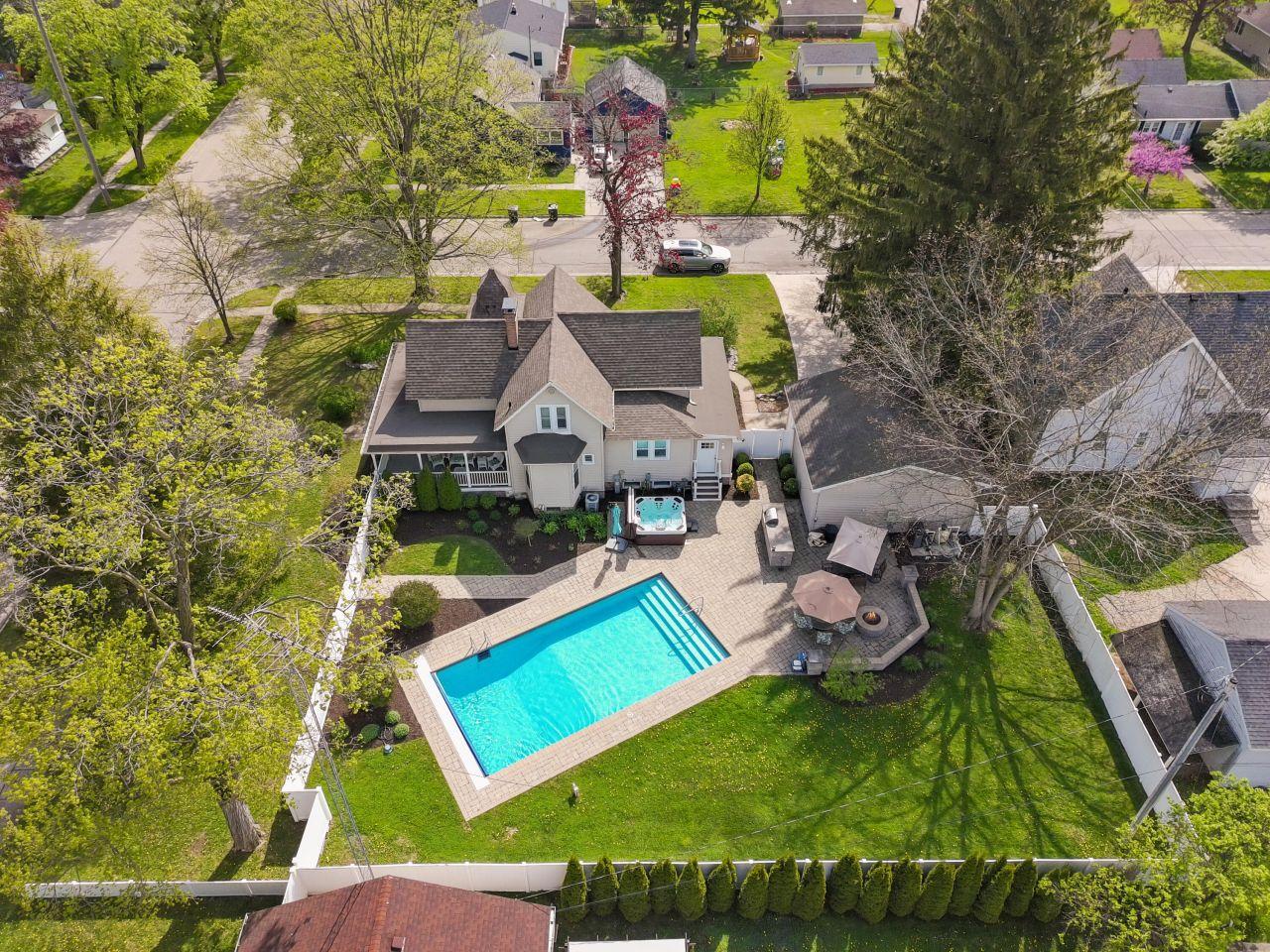 Lake Geneva, Wisconsin, 53147, United States, 4 Bedrooms Bedrooms, ,2 BathroomsBathrooms,Residential,For Sale,1849872