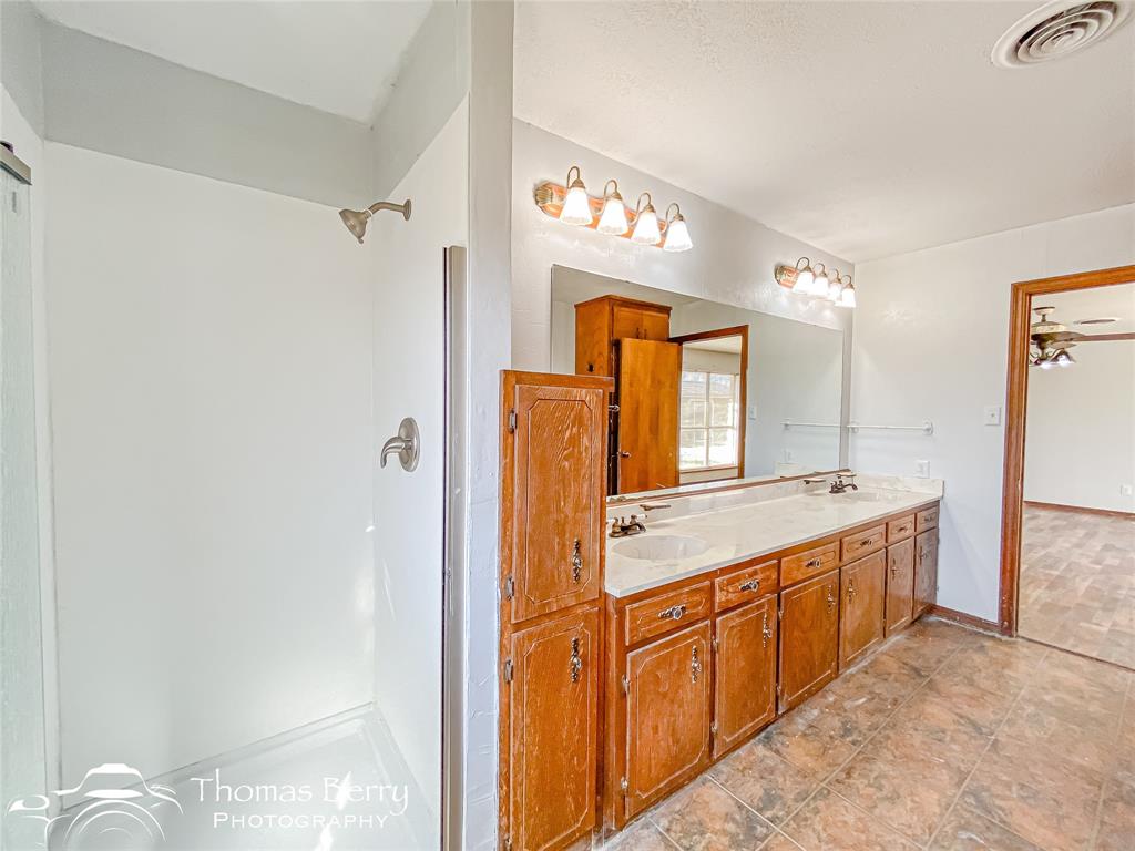 Stamford, Texas, 79553, United States, 3 Bedrooms Bedrooms, ,3 BathroomsBathrooms,Residential,For Sale,1696805