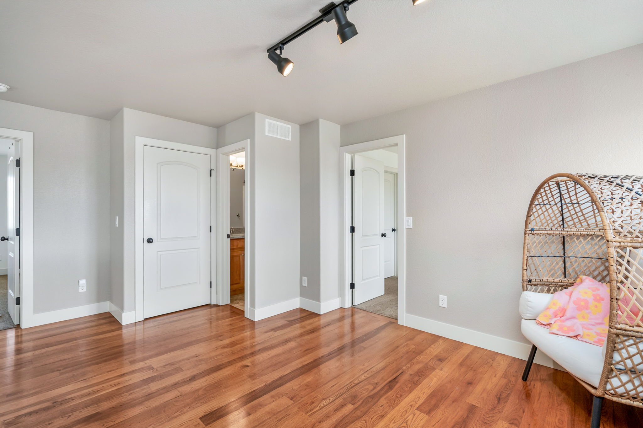  Great 2 Story With Main Floor Master Located Between Raindance and Pelican Lakes - 物件實景