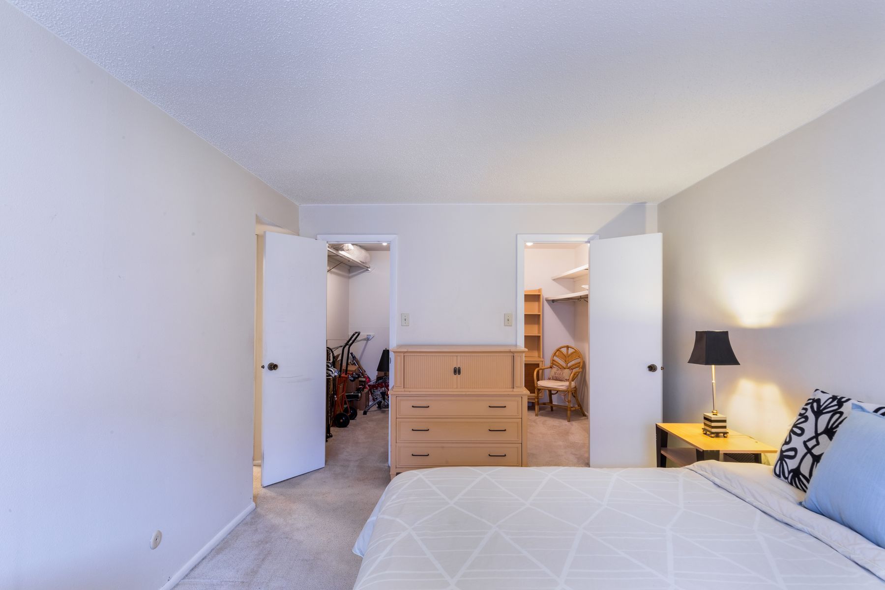  2-bed, 2-full bath condo offers spacious rooms with abundant storage. - 物件實景