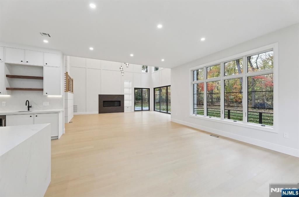 Haworth, New Jersey, 07641, United States, 6 Bedrooms Bedrooms, ,7 BathroomsBathrooms,Residential,For Sale,1989640