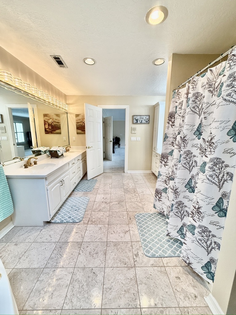 Union City, Tennessee, 38261, United States, 5 Bedrooms Bedrooms, ,6 BathroomsBathrooms,Residential,For Sale,1974158