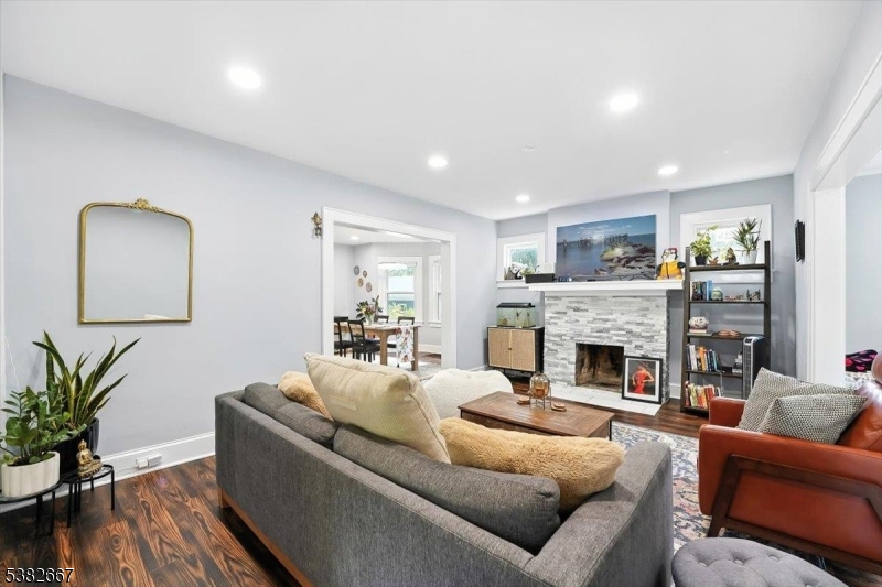 Livingston Twp., New Jersey, 07039, United States, 3 Bedrooms Bedrooms, ,2 BathroomsBathrooms,Residential,For Sale,1940708
