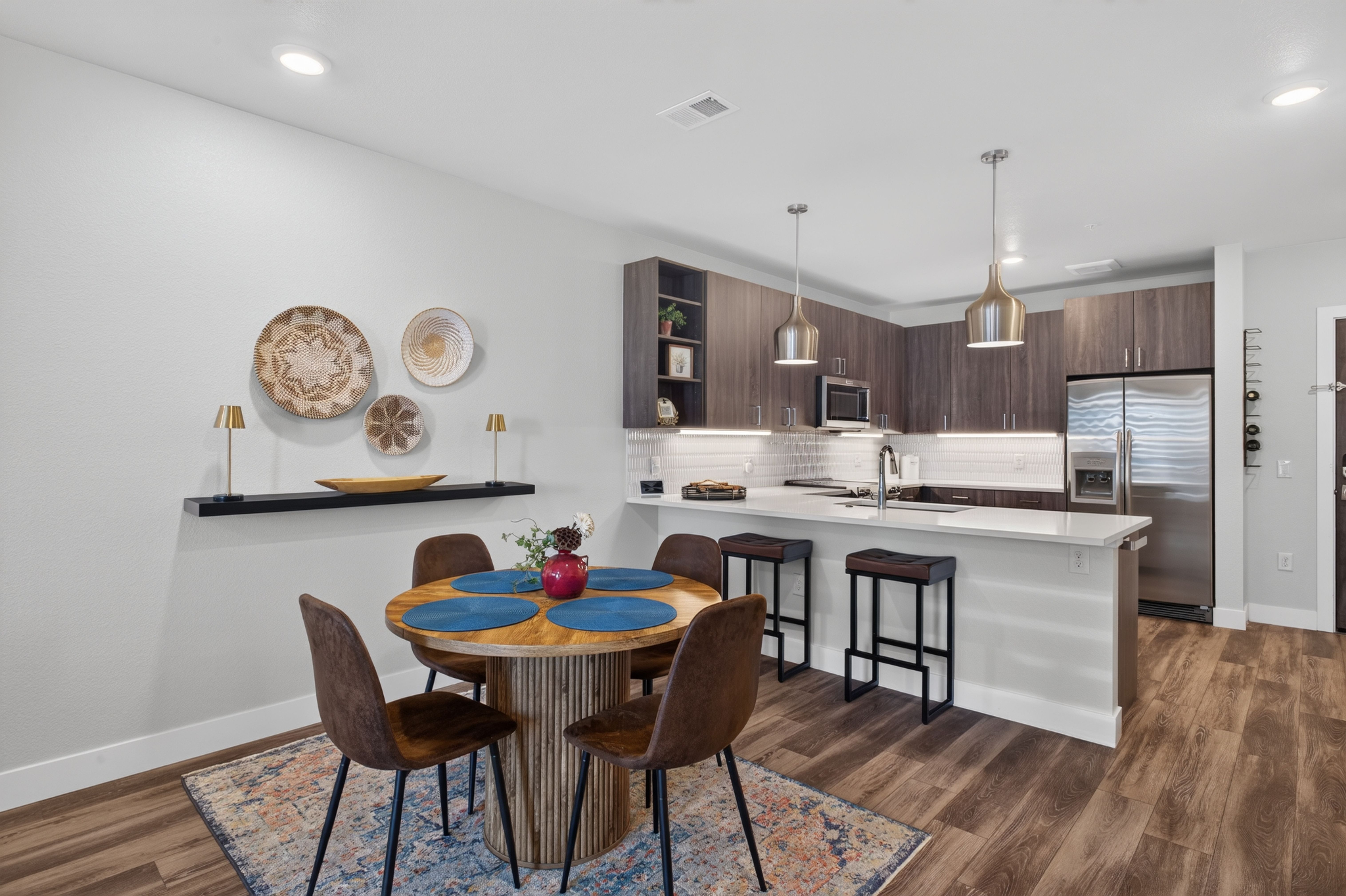  Beautiful unit with a private deck, overlooking Festival Park. - 物件實景