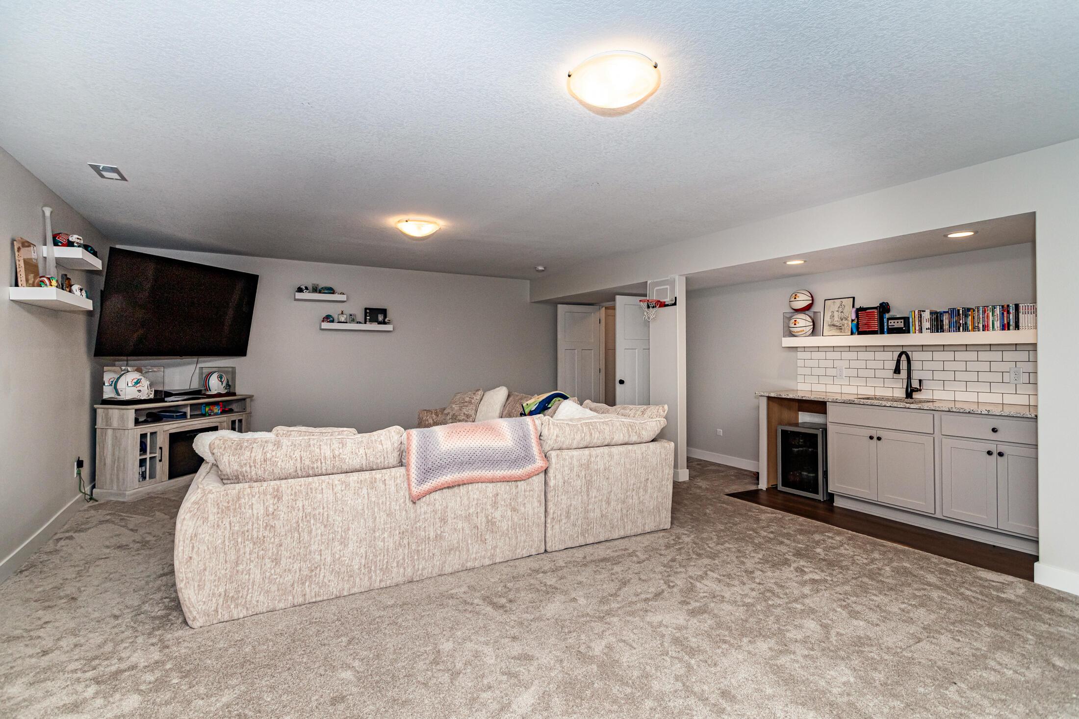 Huxley, Iowa, 50124, United States, 4 Bedrooms Bedrooms, ,3 BathroomsBathrooms,Residential,For Sale,1980577