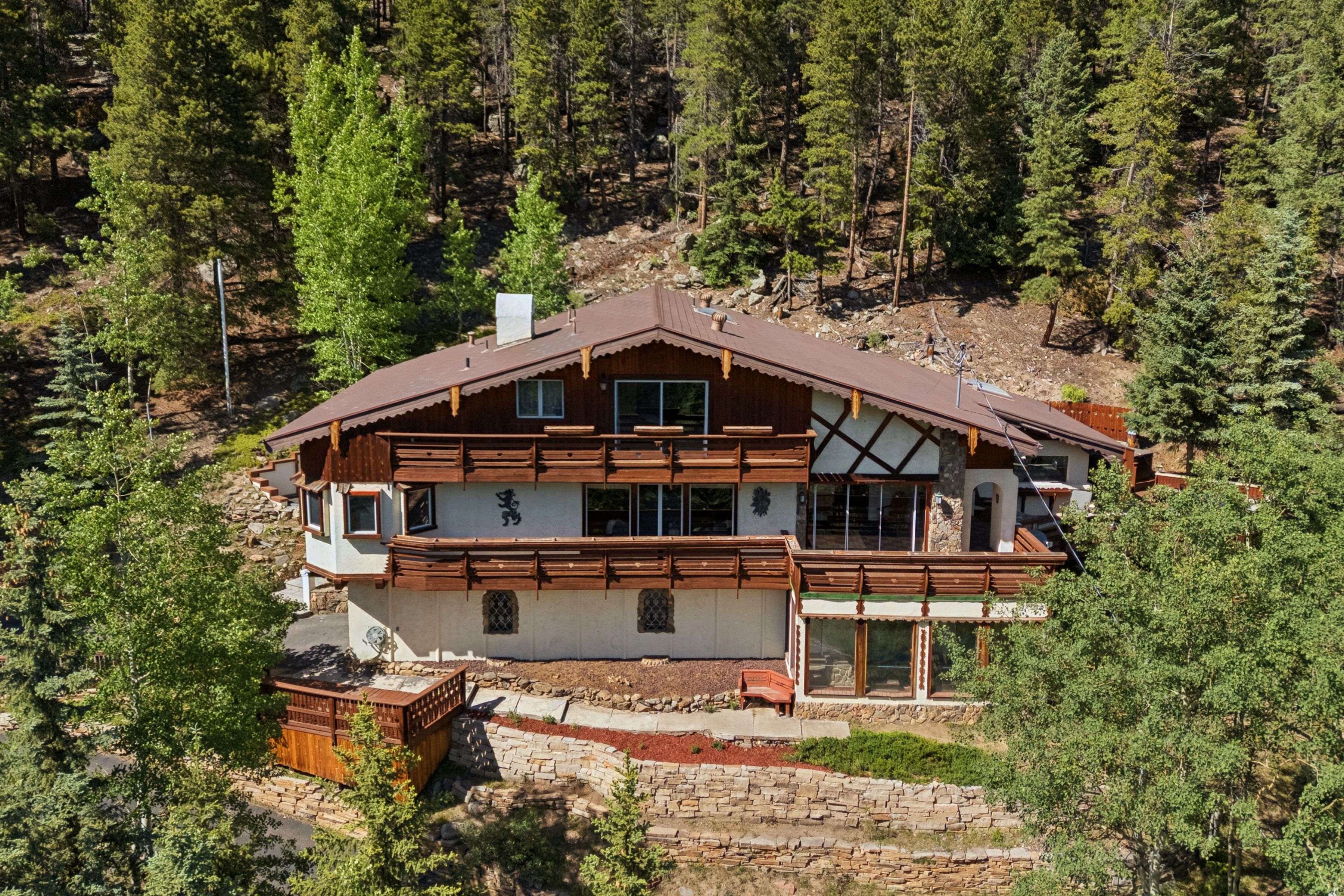 Mountain Chalet on Almost 8 Acres - 物件實景