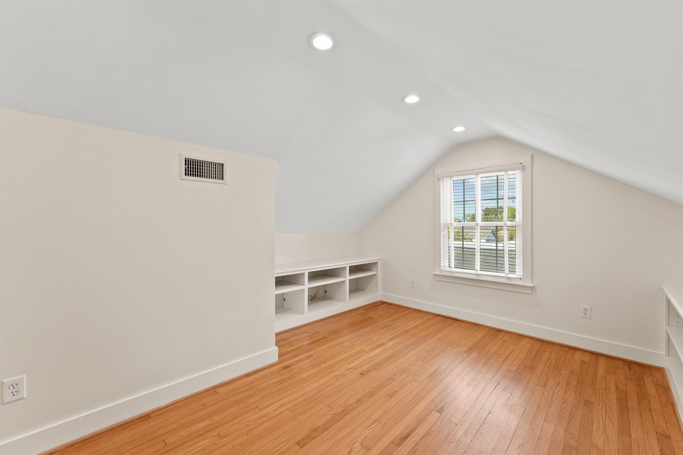 Houston, Texas, 77098, United States, 4 Bedrooms Bedrooms, ,3 BathroomsBathrooms,Residential,For Sale,1849848