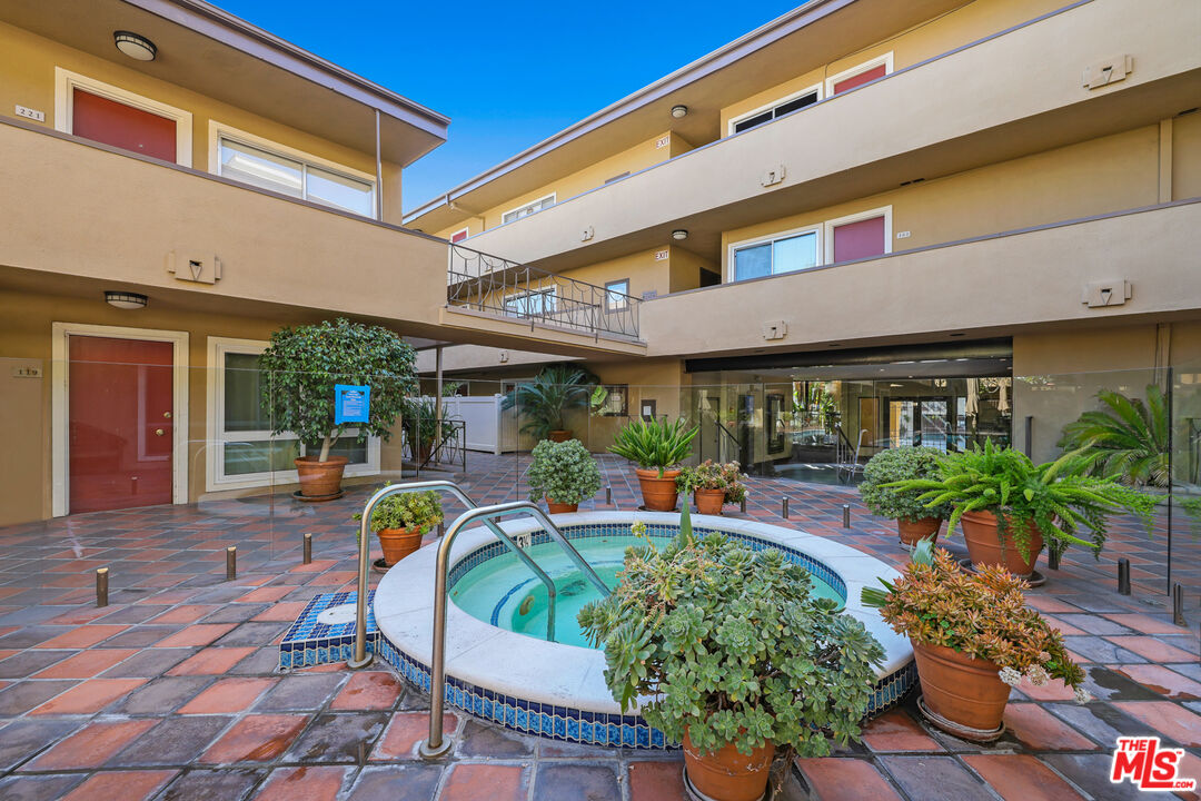 West Hollywood, California, 90069, United States, 1 Bedroom Bedrooms, ,1 BathroomBathrooms,Residential,For Sale,1987979