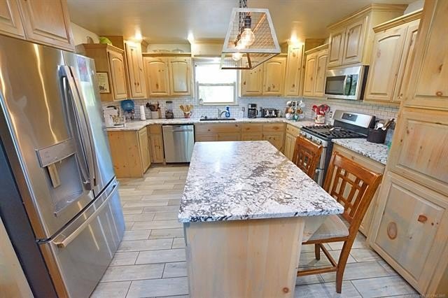 Tahlequah, Oklahoma, 74464, United States, 2 Bedrooms Bedrooms, ,3 BathroomsBathrooms,Residential,For Sale,1982926