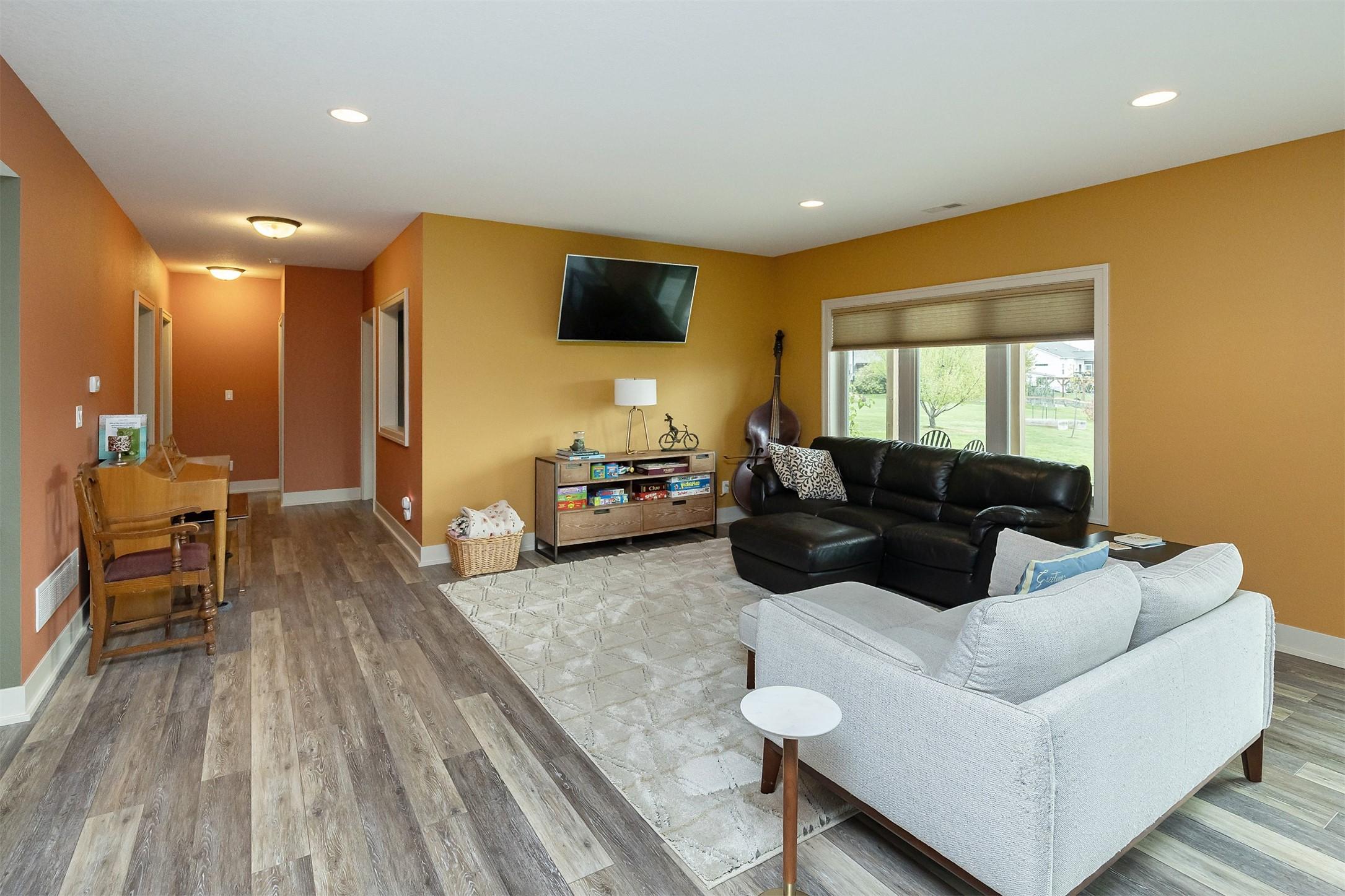 Huxley, Iowa, 50124, United States, 4 Bedrooms Bedrooms, ,3 BathroomsBathrooms,Residential,For Sale,1987061