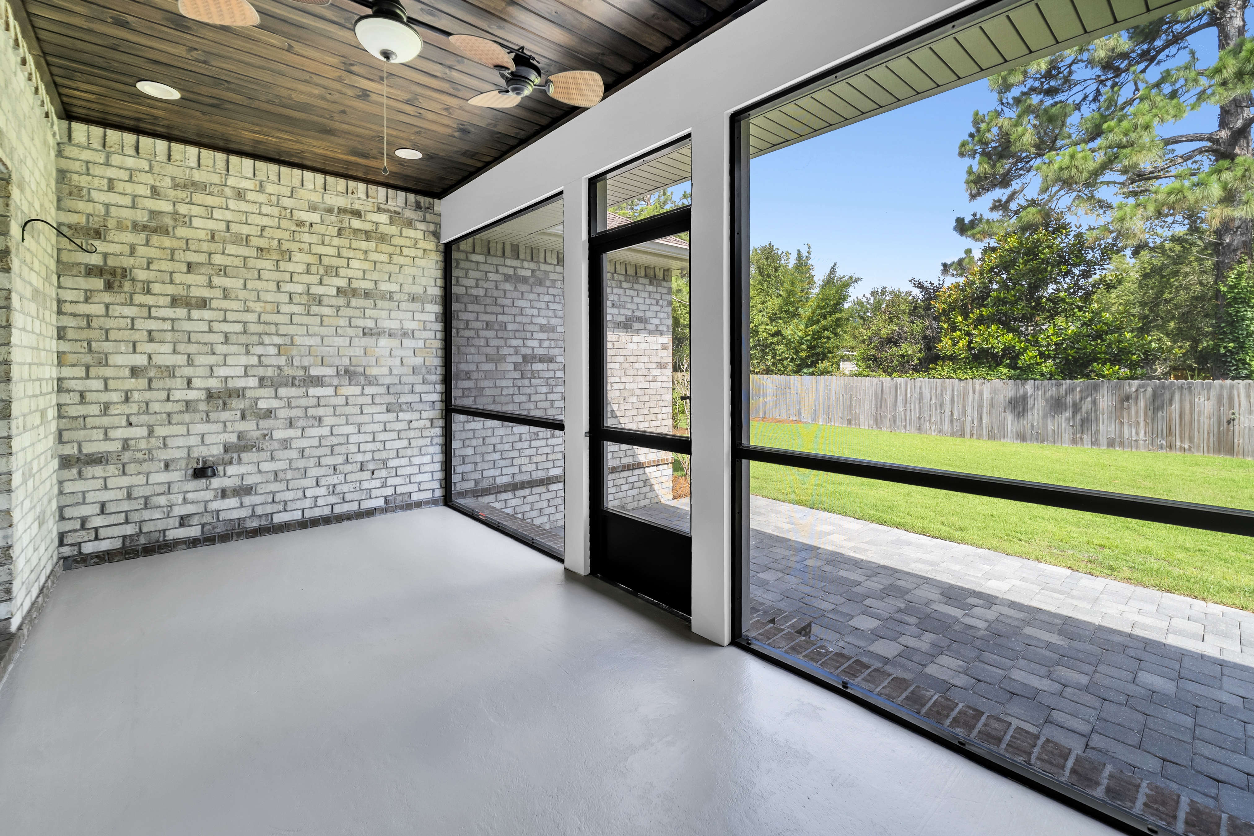  Move-In Ready Brick Home with Spacious Fenced Backyard Near the Bay - 物件實景