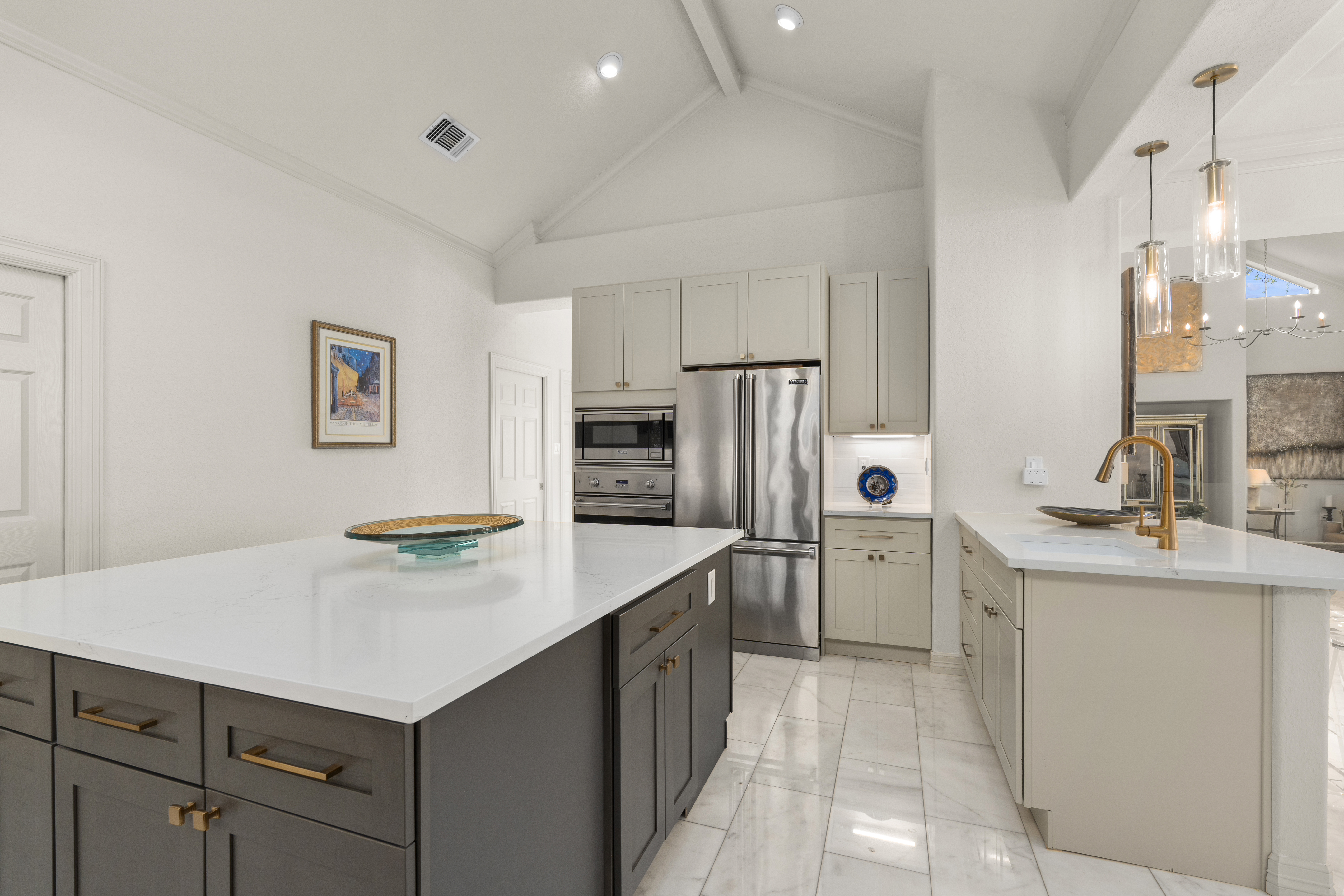  Updated Home with Captivating Interior Features - 物件實景