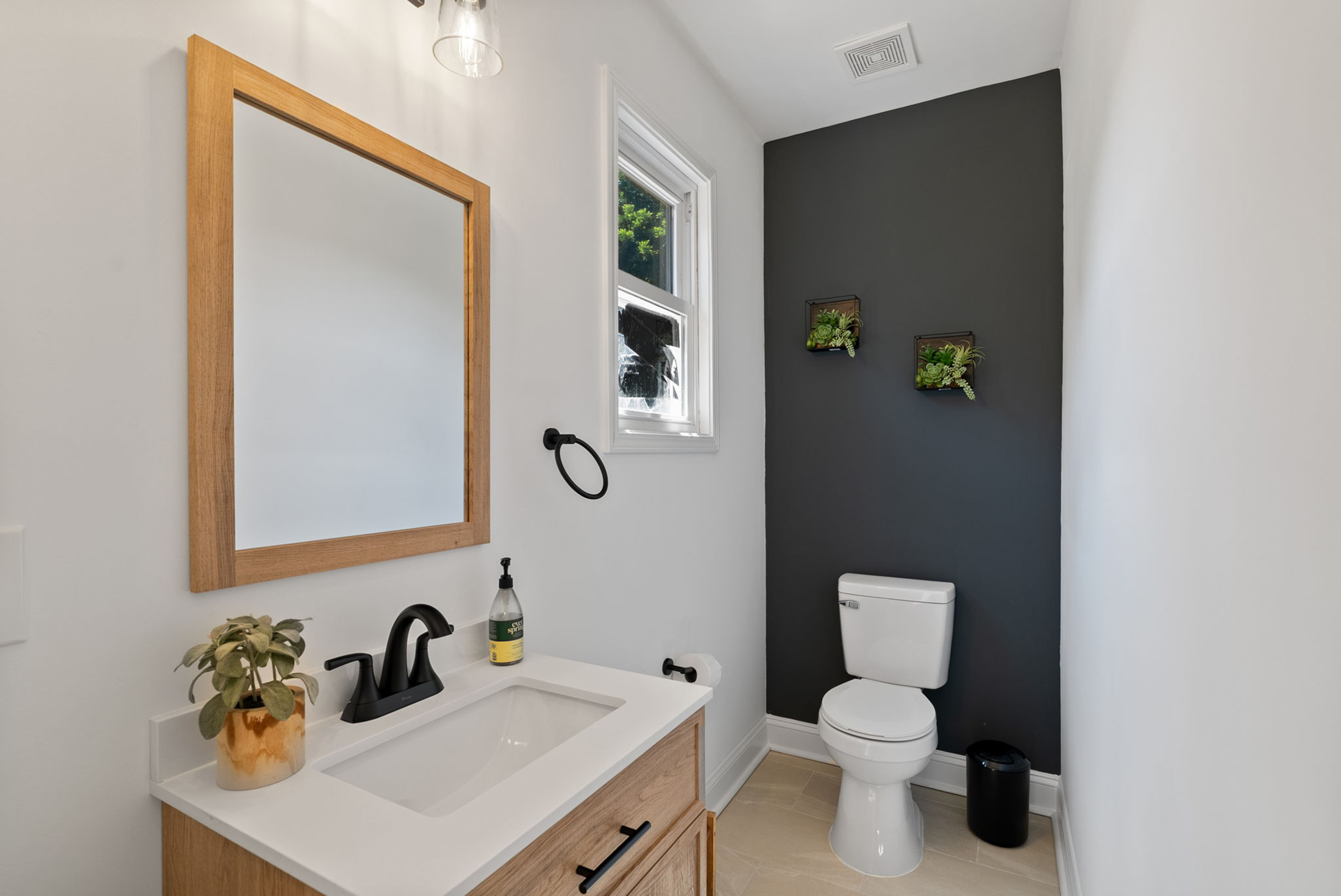  Completely Renovated and Move-In Ready Bungalow - 物件實景