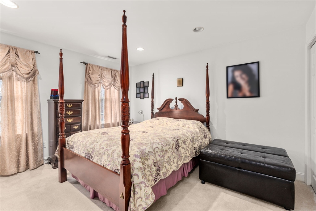 Northbridge, Massachusetts, 01534, United States, 4 Bedrooms Bedrooms, ,4 BathroomsBathrooms,Residential,For Sale,1991368