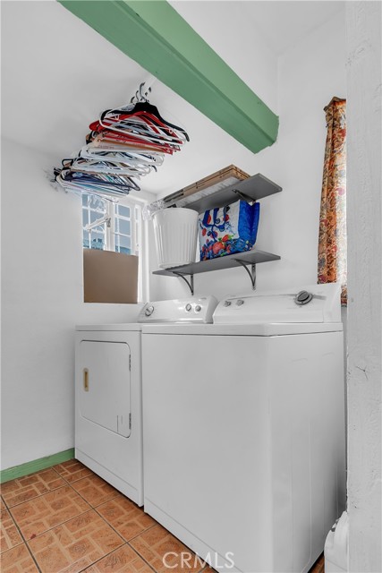 Los Angeles, California, 90062, United States, 5 Bedrooms Bedrooms, ,Residential,For Sale,1975907