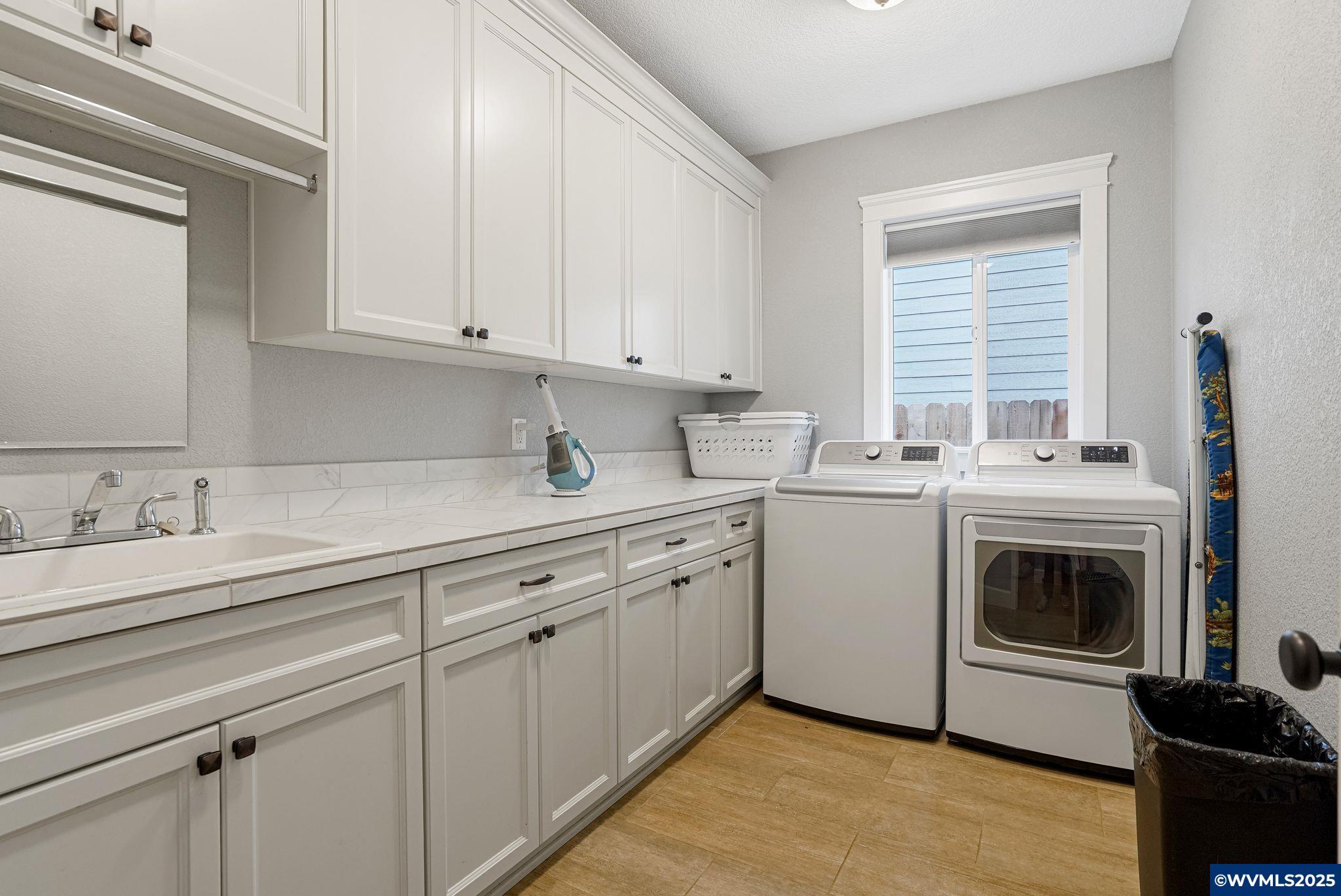 Dallas, Oregon, 97338, United States, 4 Bedrooms Bedrooms, ,2 BathroomsBathrooms,Residential,For Sale,1991904