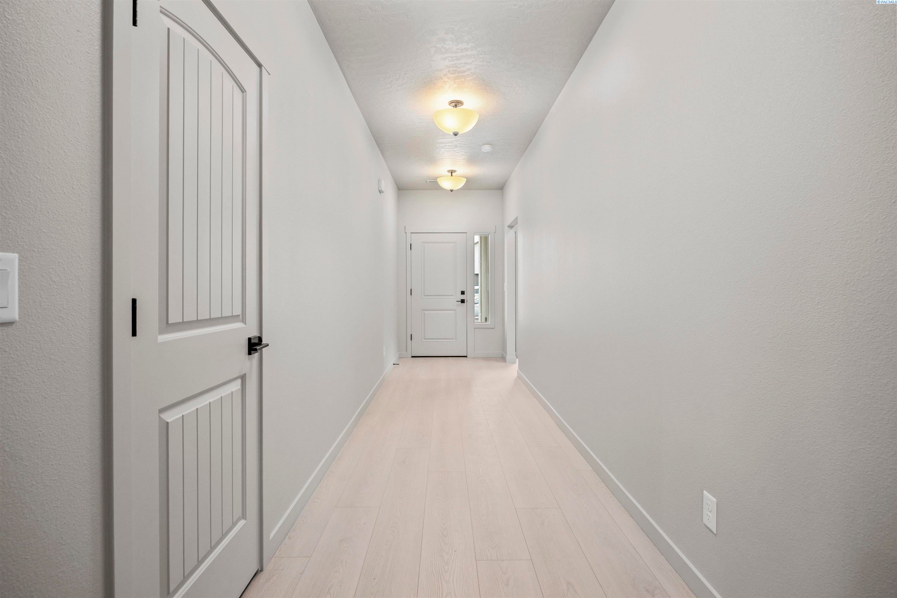 Richland, Washington, 99352, United States, 4 Bedrooms Bedrooms, ,3 BathroomsBathrooms,Residential,For Sale,1980389