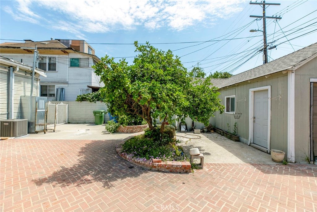 Los Angeles, California, 90006, United States, 5 Bedrooms Bedrooms, ,2 BathroomsBathrooms,Residential,For Sale,1940341