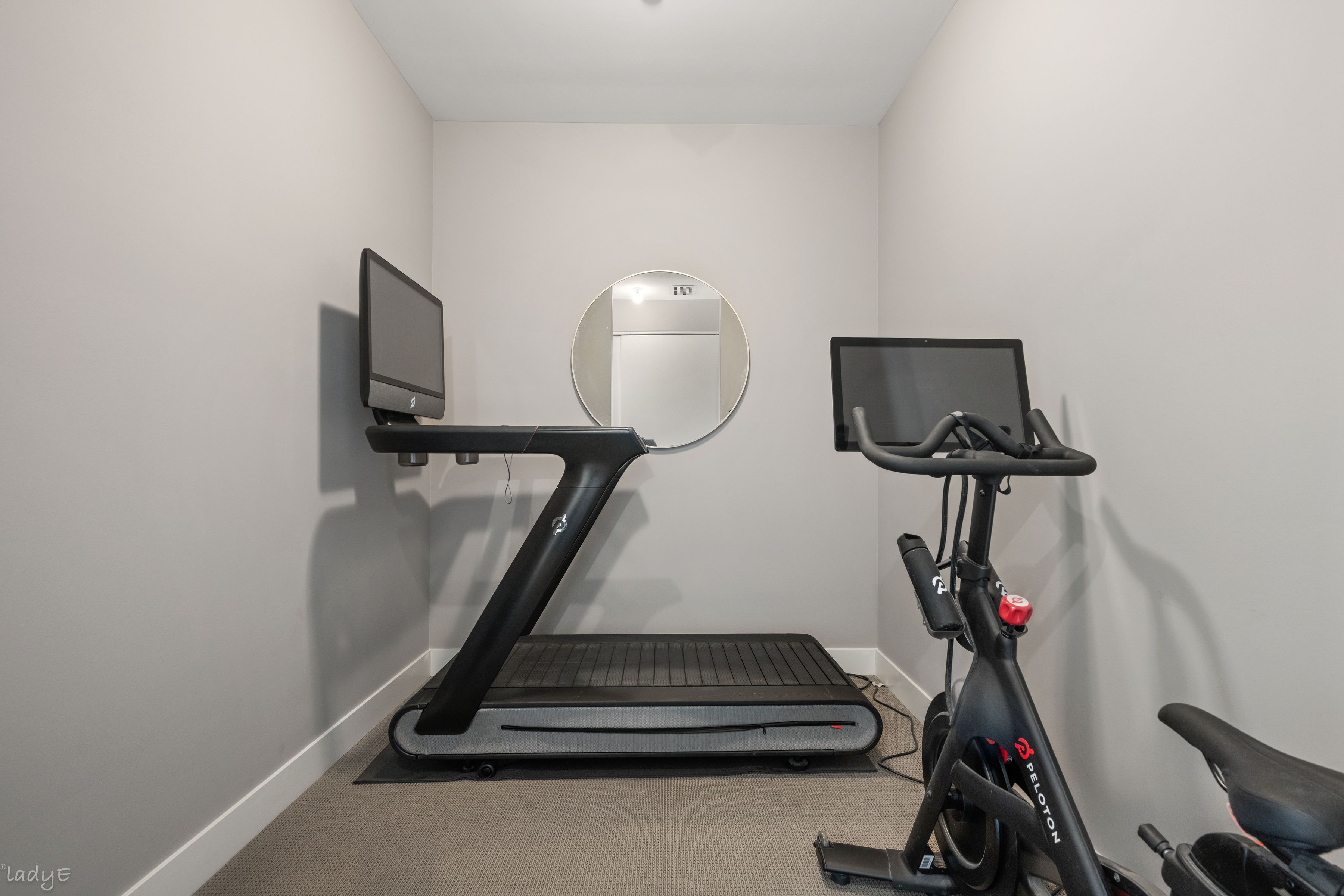  Distinctive Three-bedroom, 2.5-bath Townhome - 物件實景